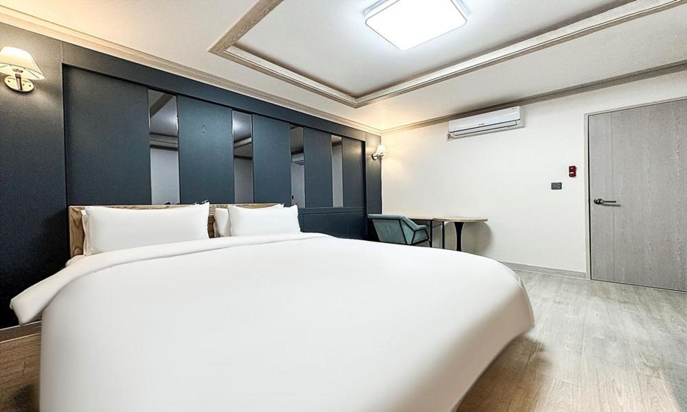 Double Room - Photo 9