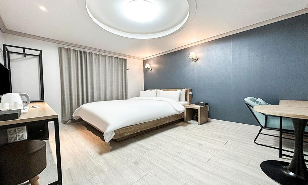 Double Room - Photo 16