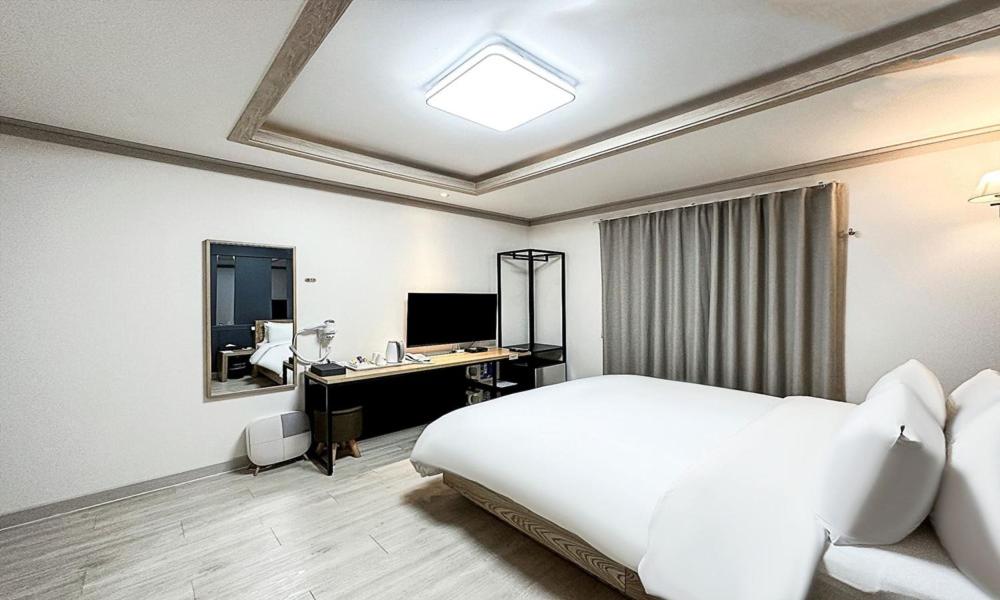 Double Room - Photo 17