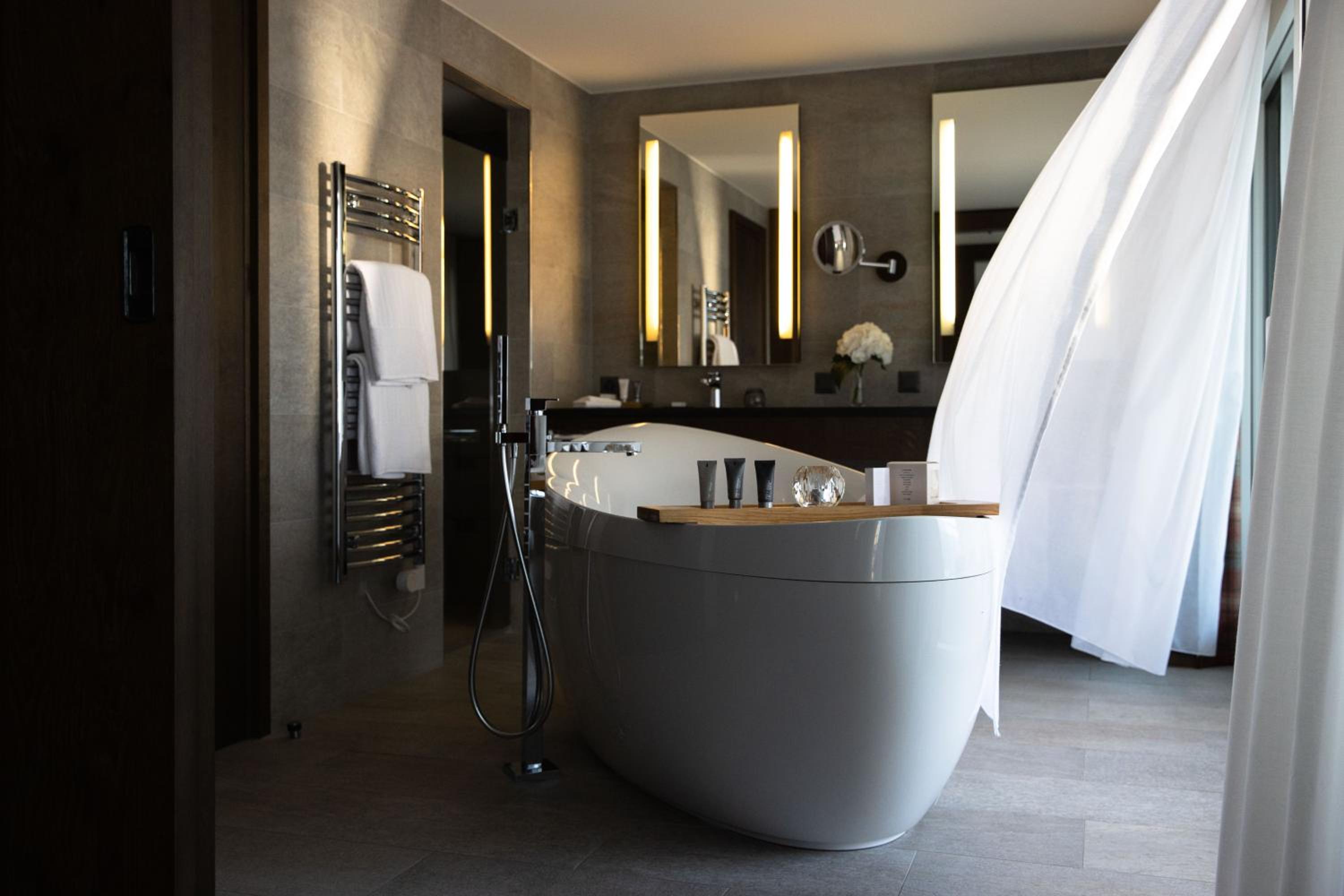 Deluxe Junior Suite photo 3