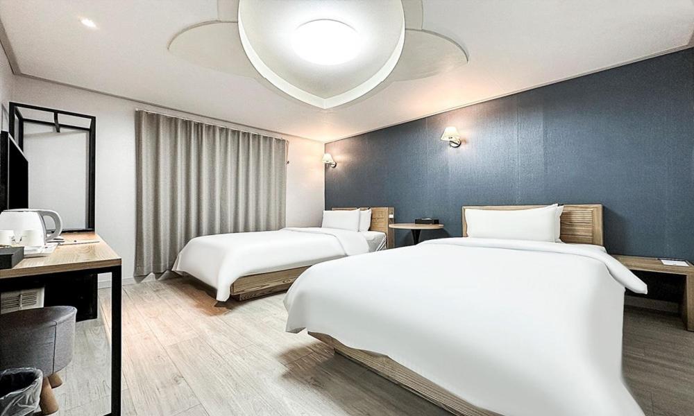 Twin Room - Photo 7