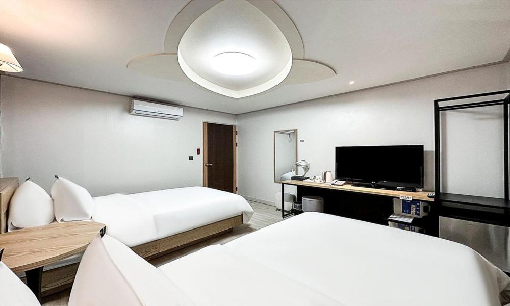 Twin Room - Photo 5
