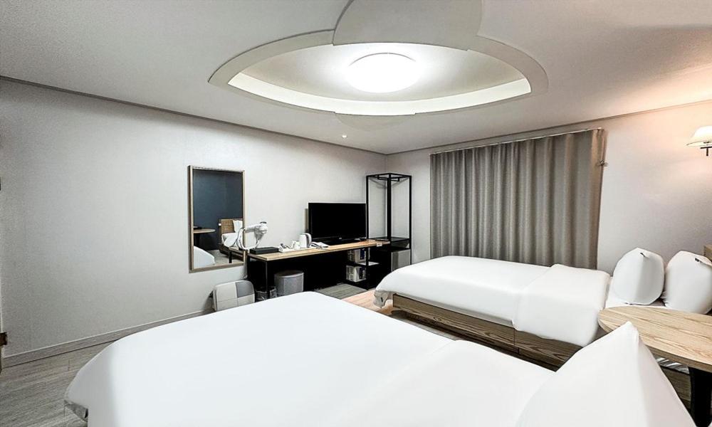 Twin Room - Photo 15