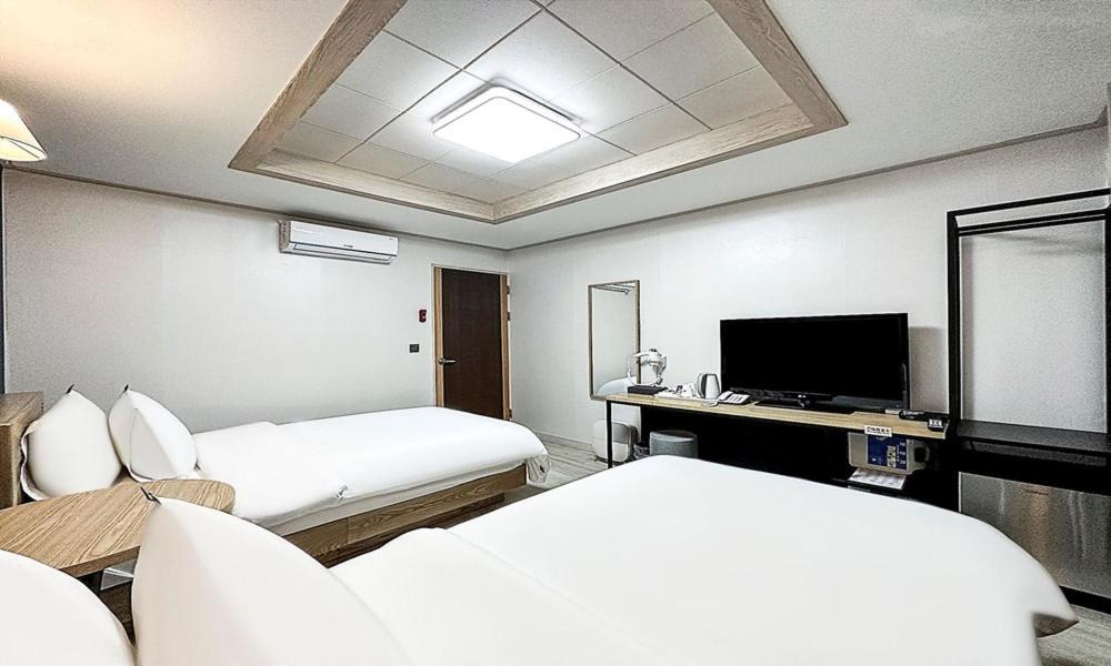 Twin Room - Photo 13