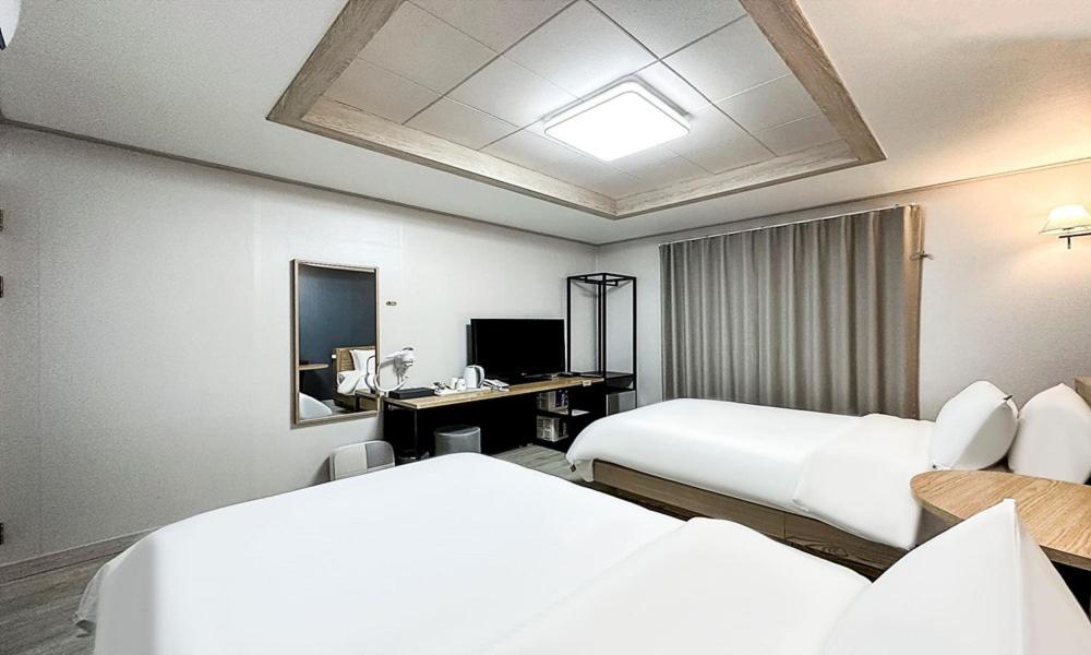 Twin Room - Photo 2