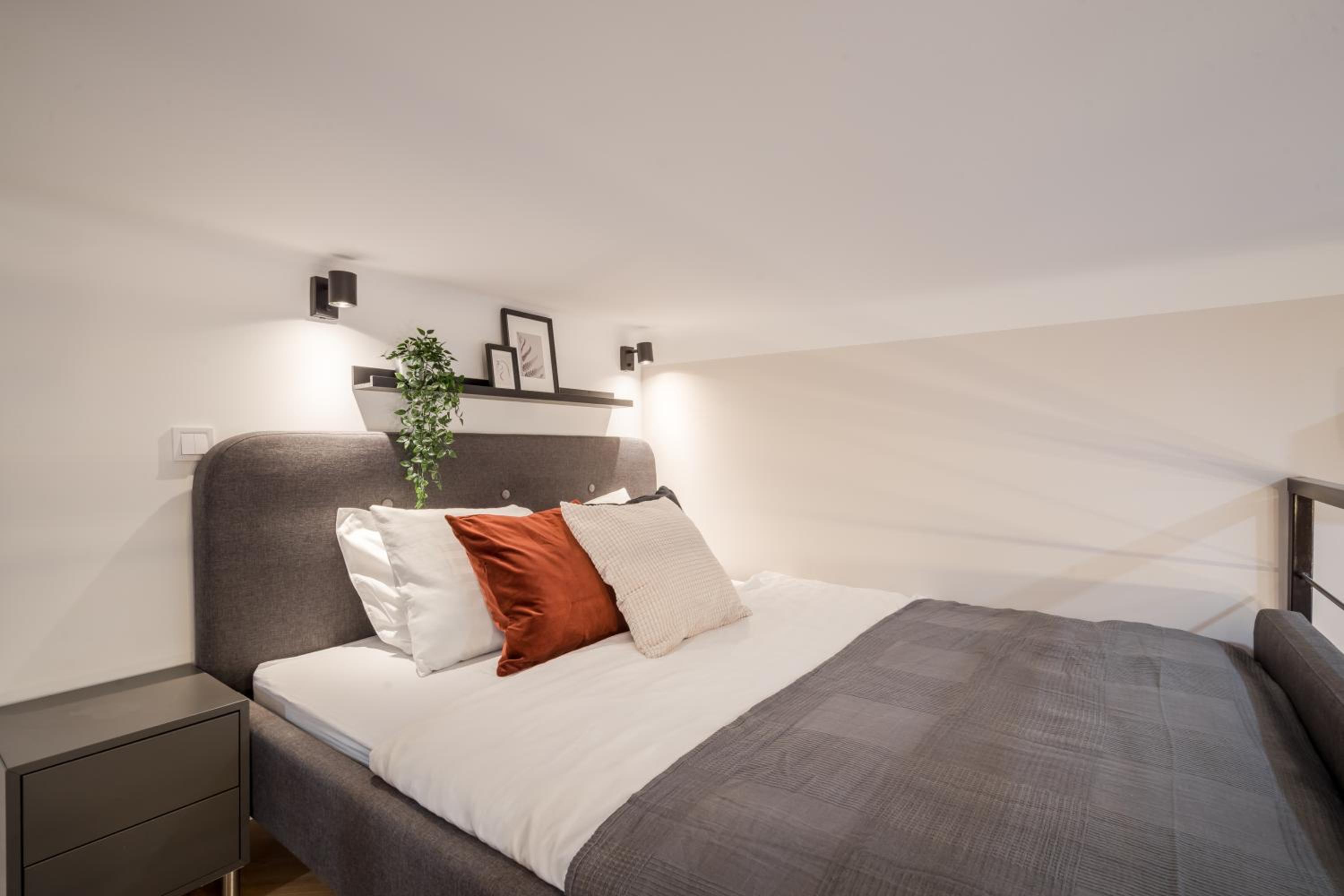 Deluxe Apartment with Gallery - Photo 13