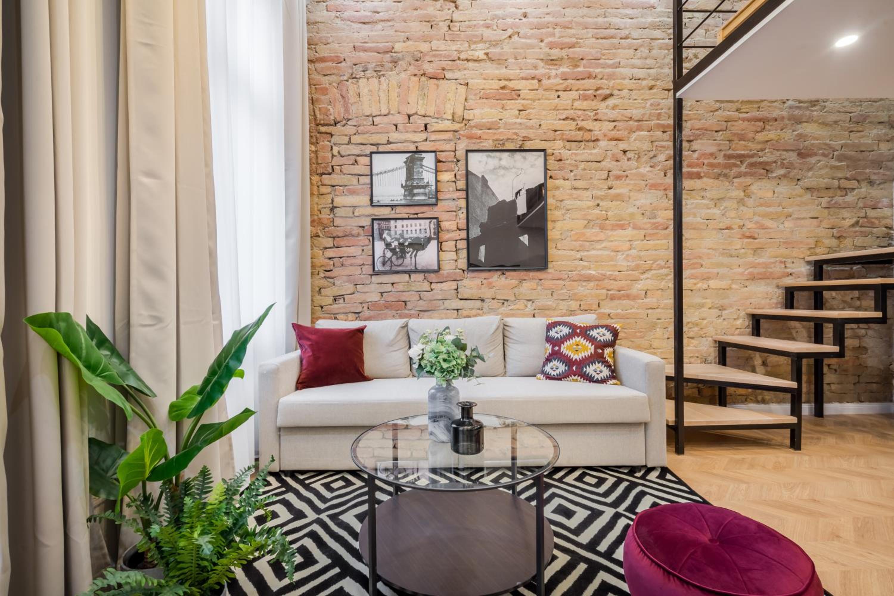 Deluxe Apartment with Gallery - Photo 9