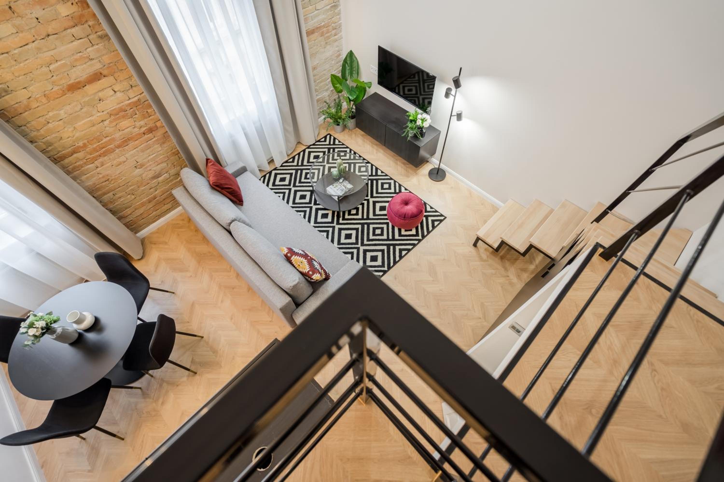 Deluxe Apartment with Gallery - Photo 14