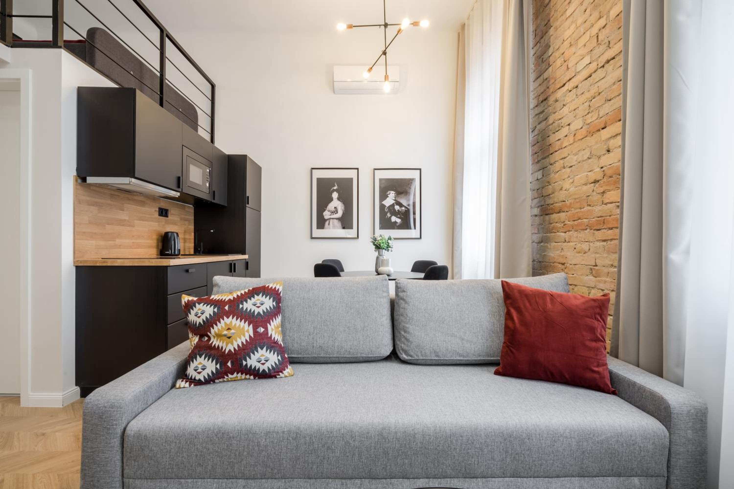 Deluxe Apartment with Gallery - Photo 17