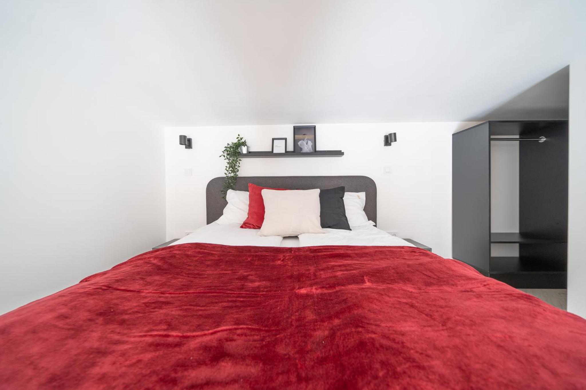 Deluxe Apartment with Gallery - Photo 31
