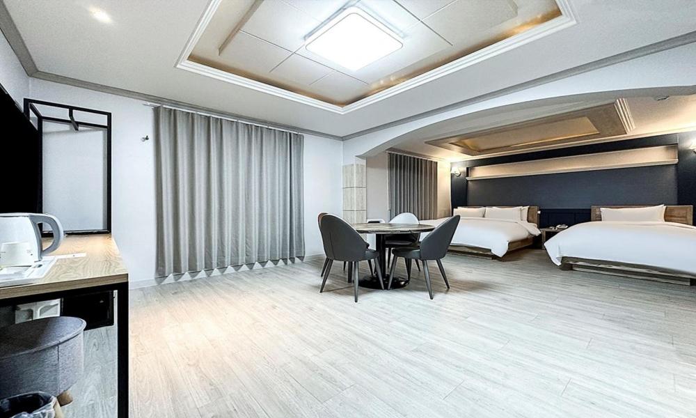 Family Room - Photo 1