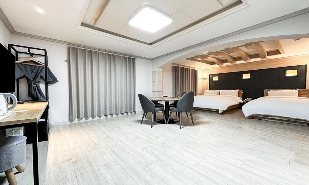 Family Room - Photo 8