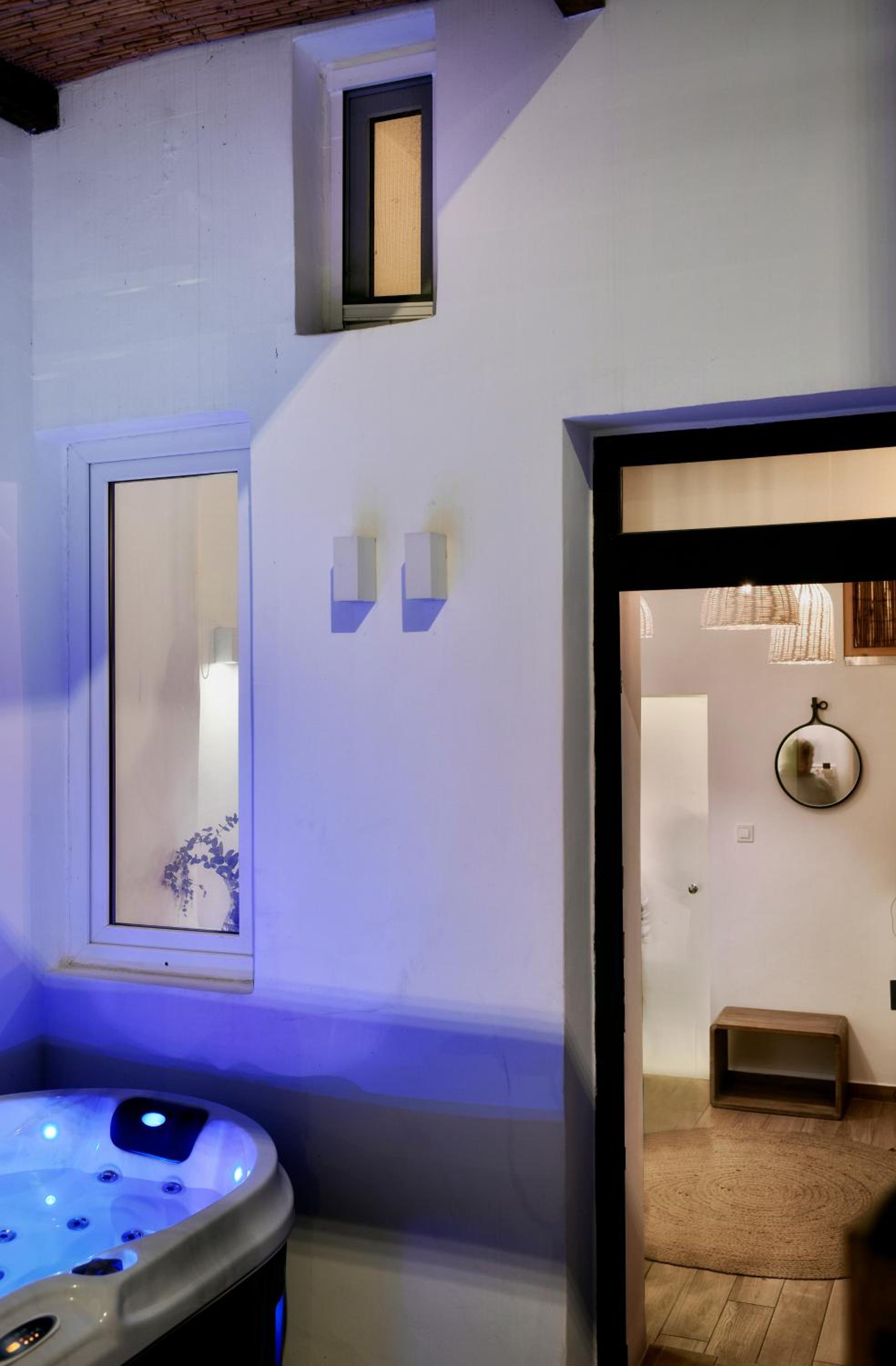 Maisonette with Outdoor Hot Tub and Windmill View - Annex Building  - Photo 8
