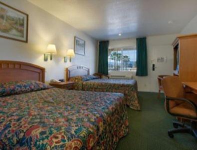 Queen Room with Two Queen Beds - Smoking photo 3