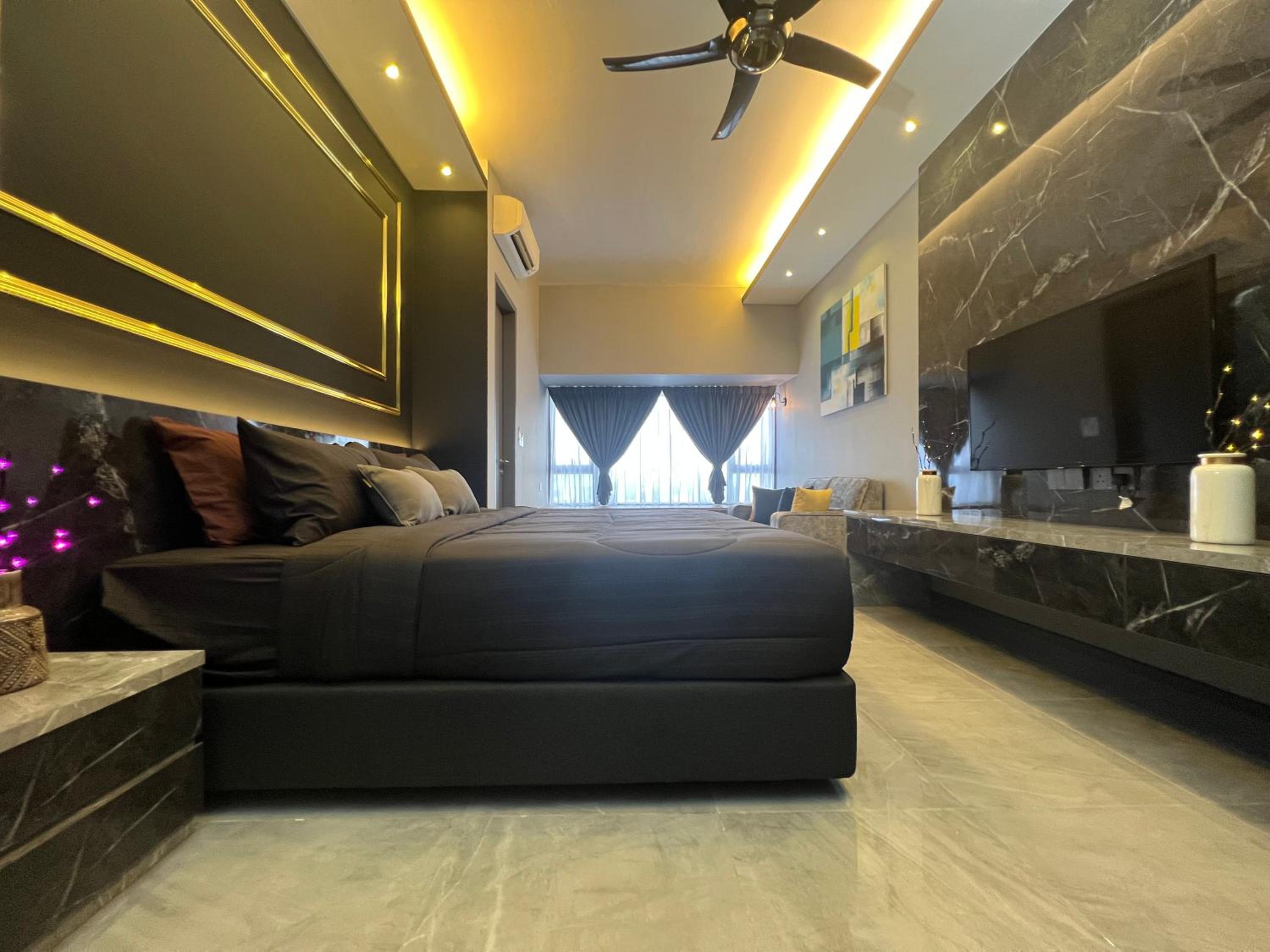 Superior King Studio (Private Bathtub & City View)