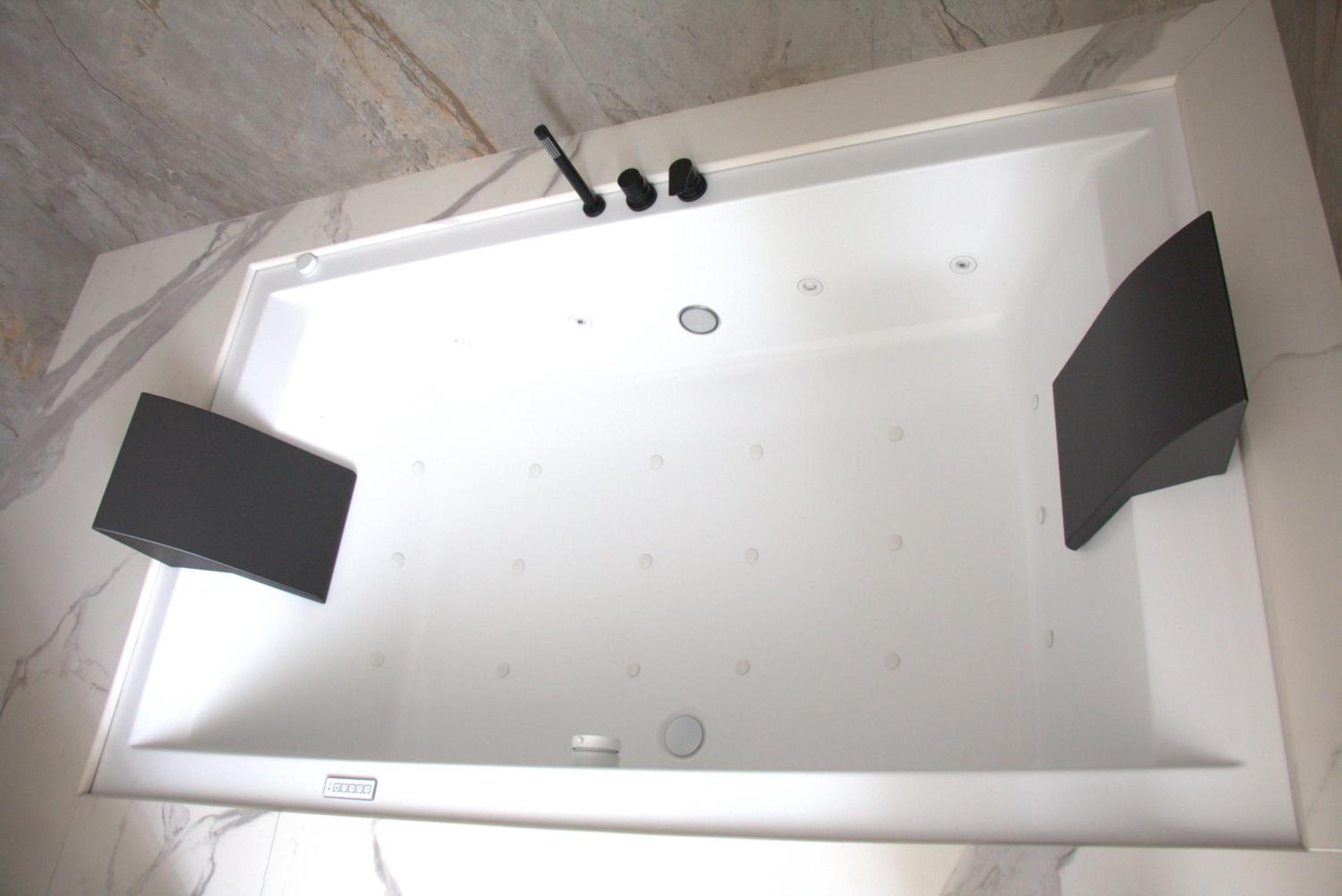 Queen Suite with Spa Bath - Photo 12