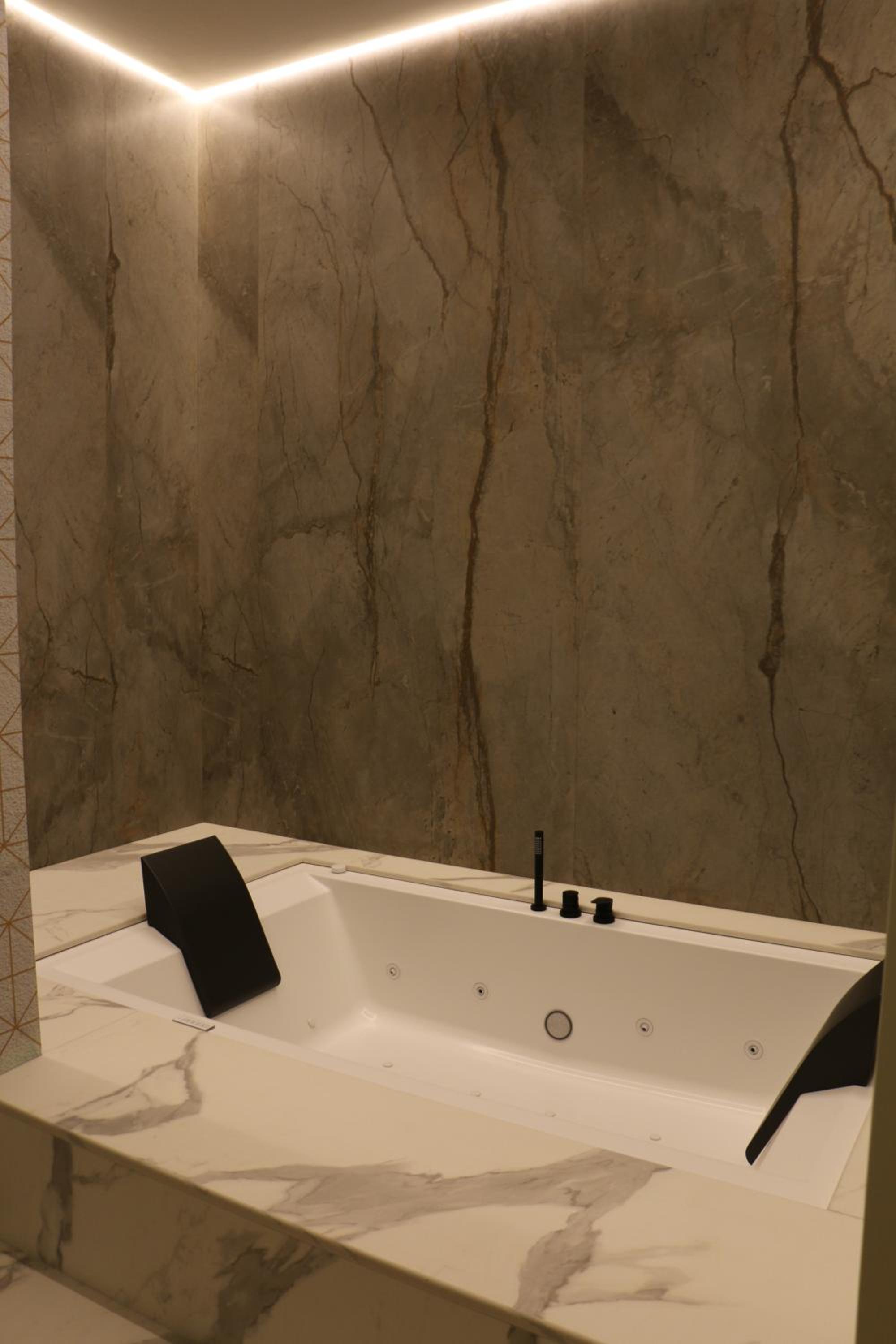Queen Suite with Spa Bath - Photo 9