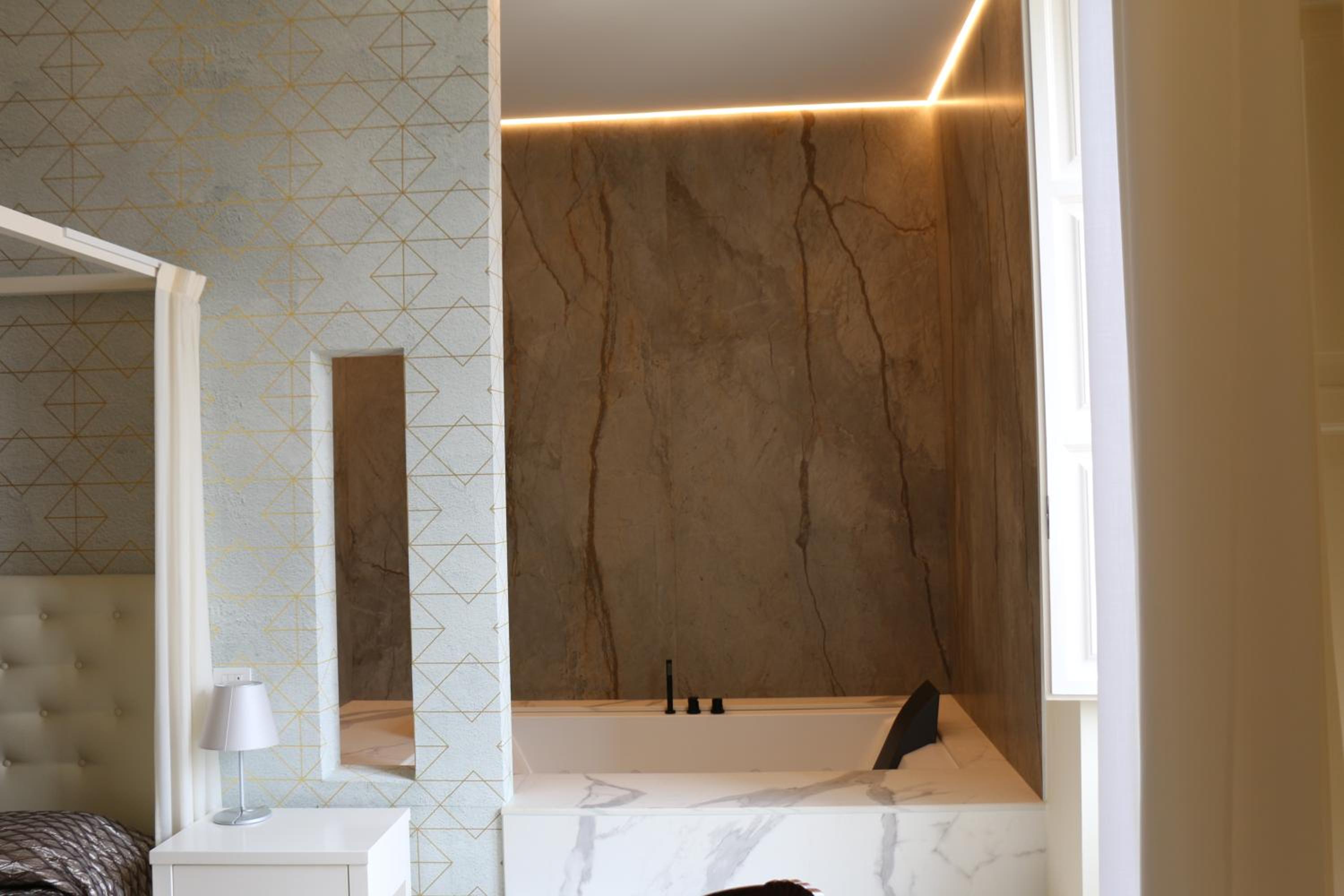 Queen Suite with Spa Bath - Photo 18