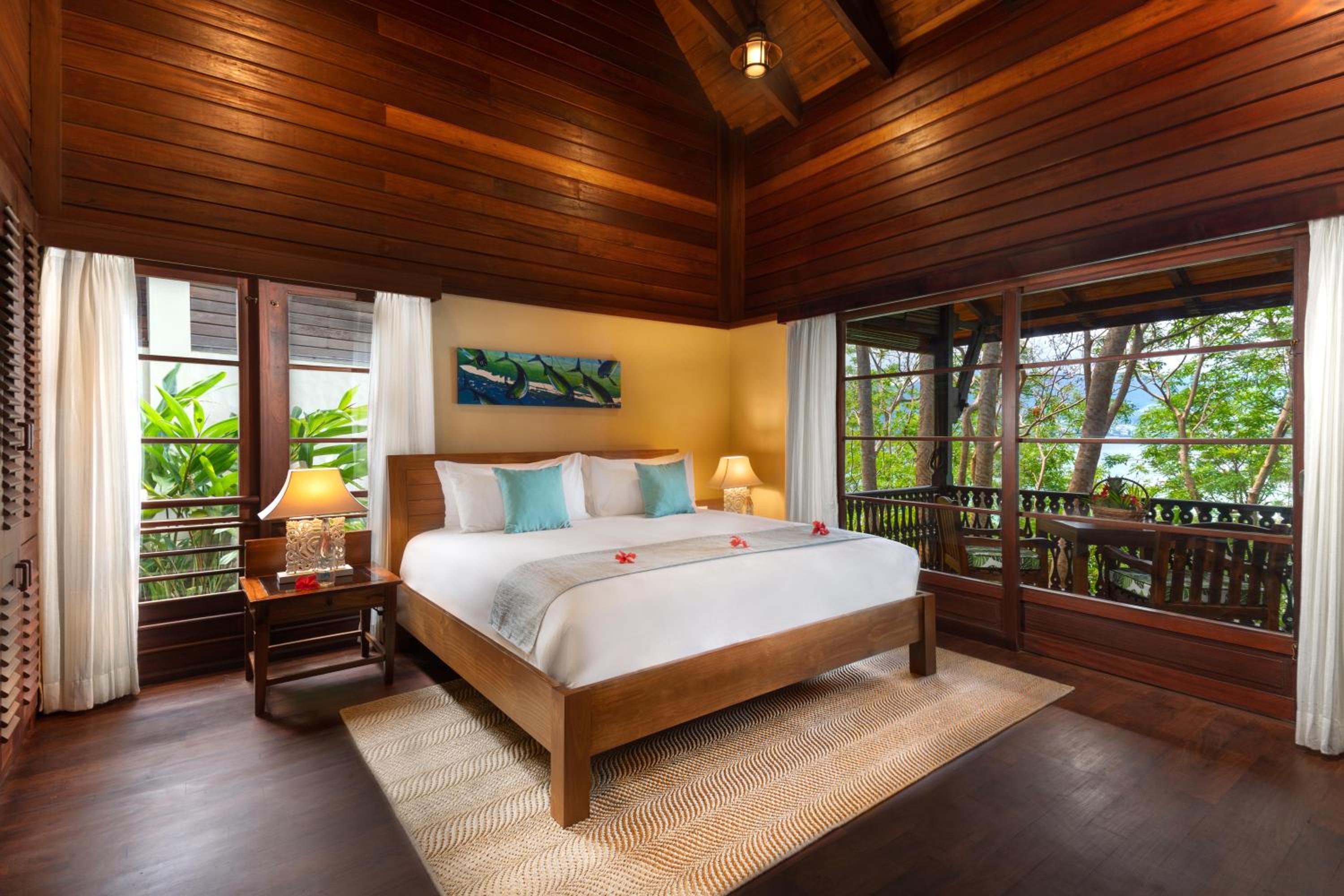 Enchanted Hilltop Lodge Room