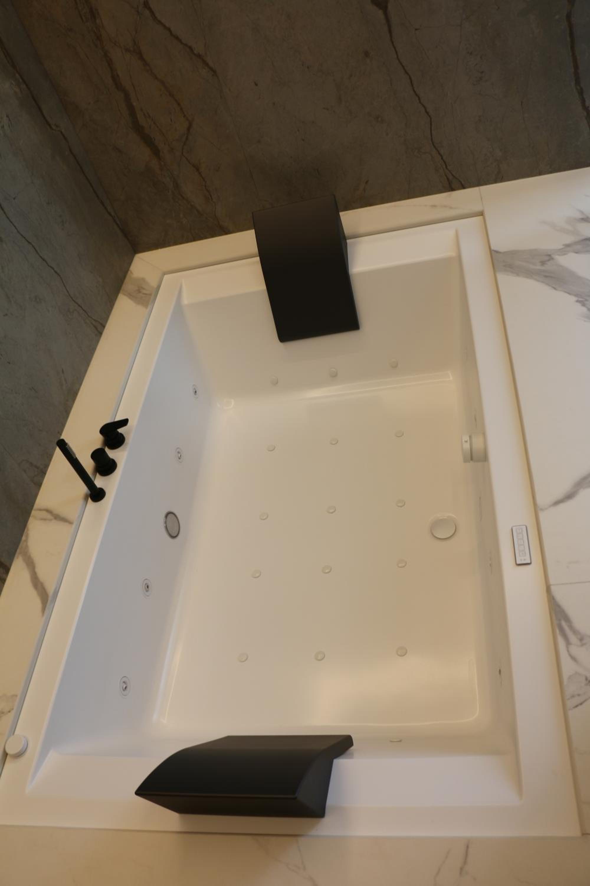 Queen Suite with Spa Bath - Photo 11