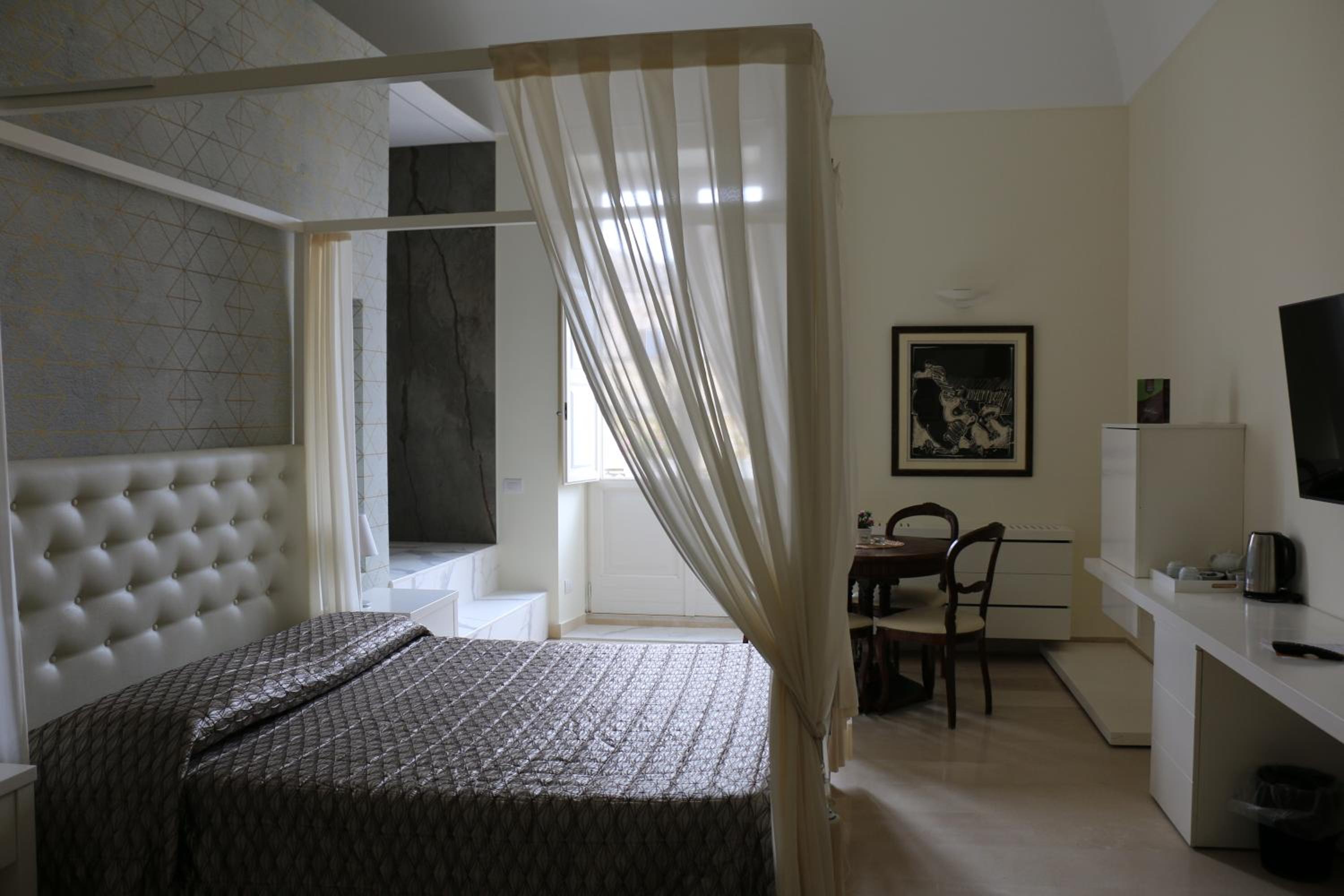 Queen Suite with Spa Bath - Photo 10