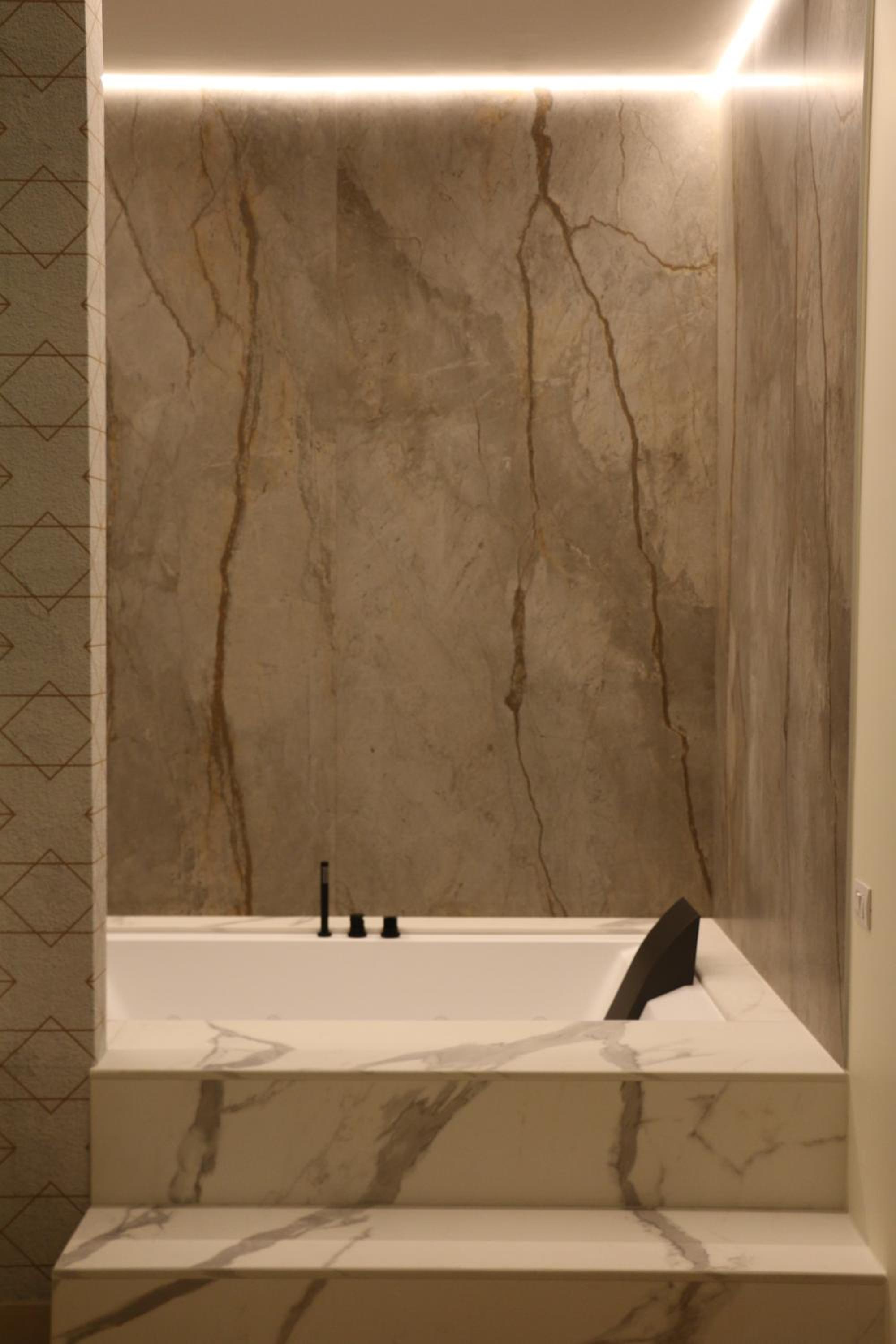 Queen Suite with Spa Bath - Photo 8