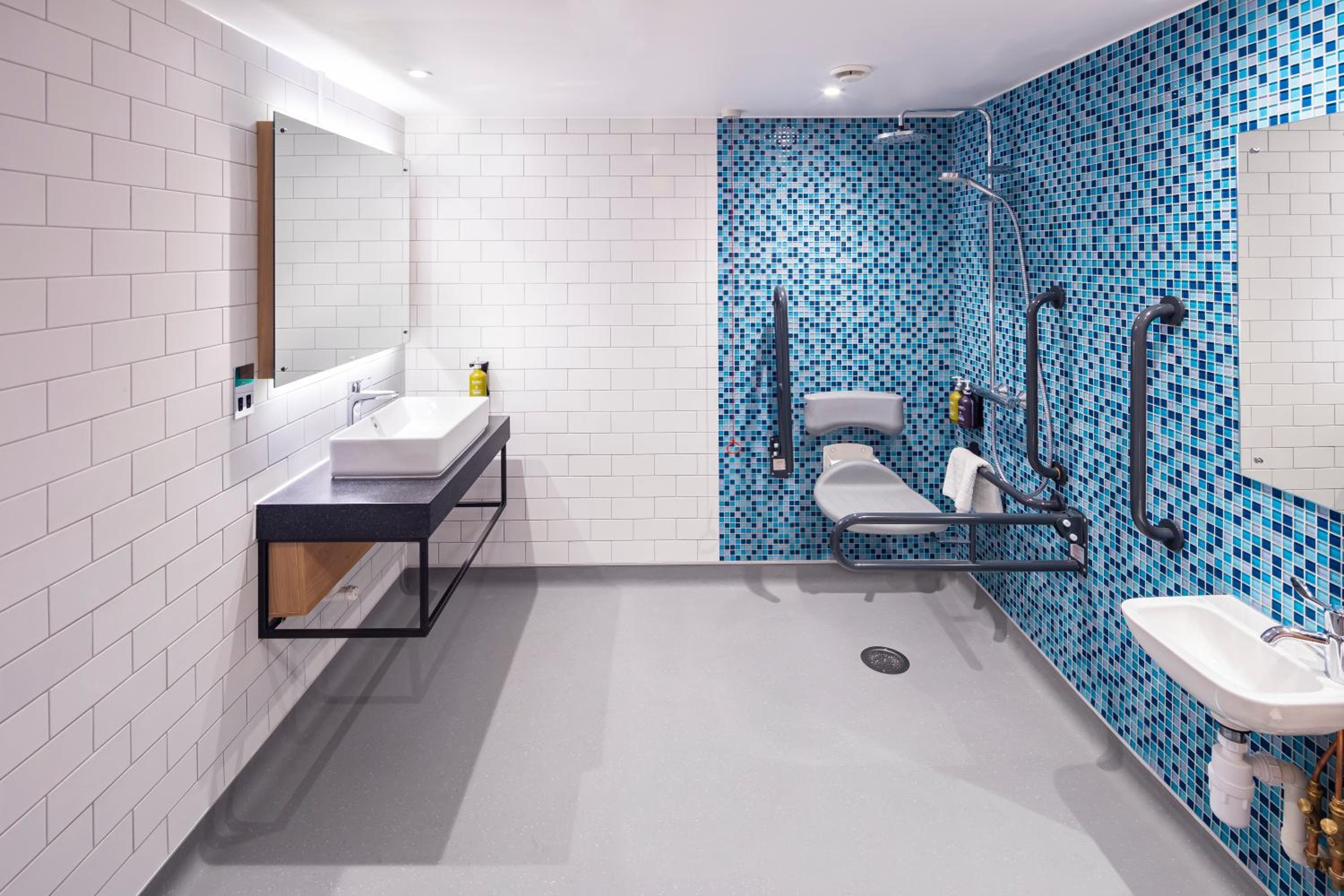 Standard Super King Room - Accessible - Photo 6
