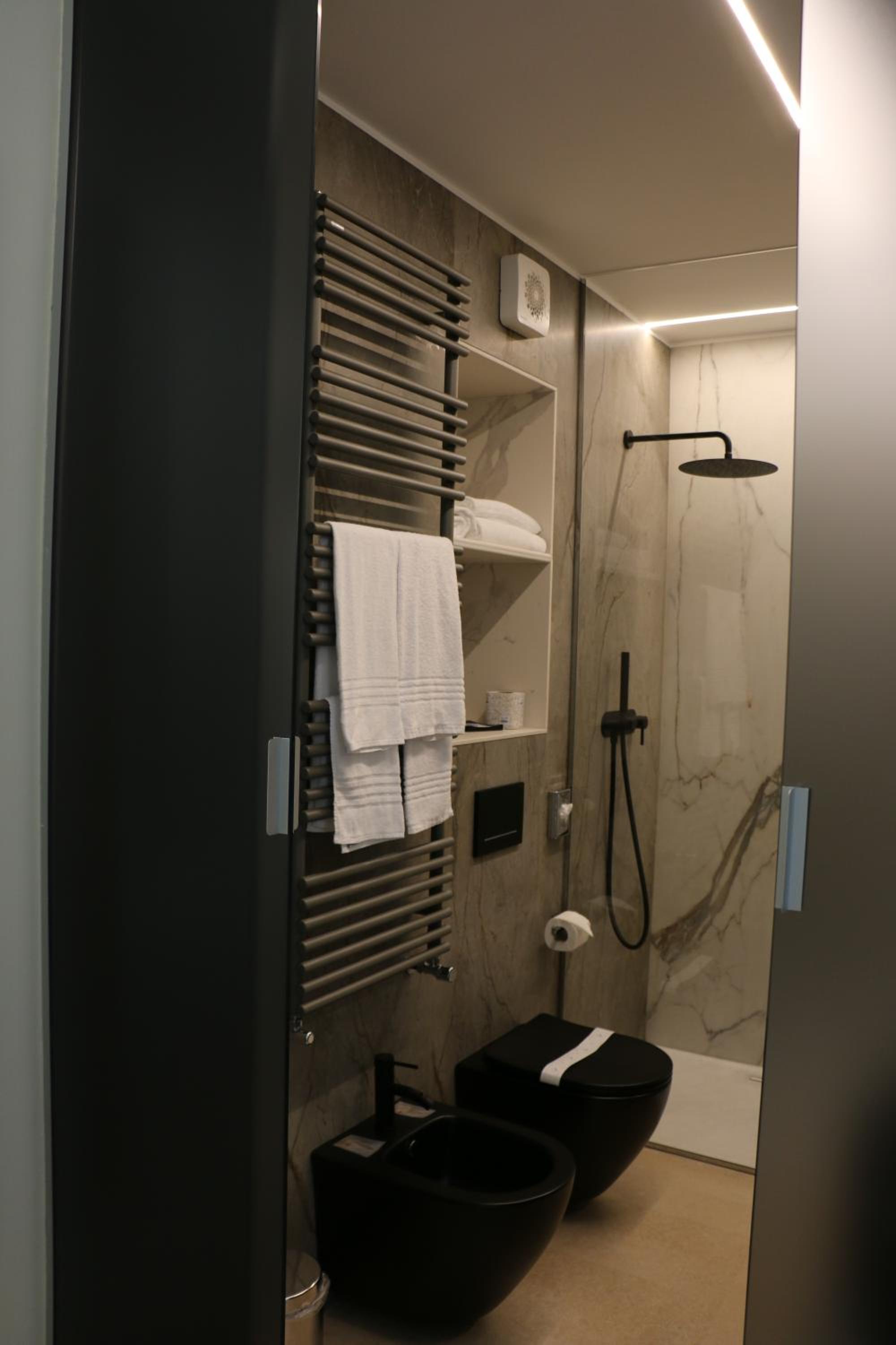 Queen Suite with Spa Bath - Photo 13