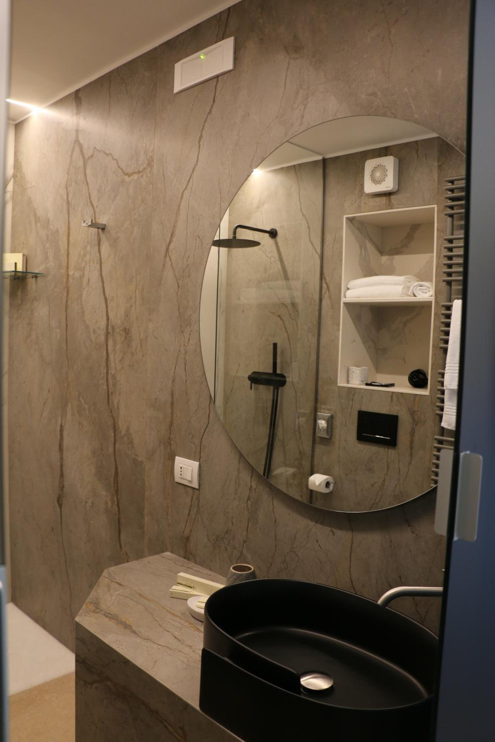 Queen Suite with Spa Bath - Photo 16