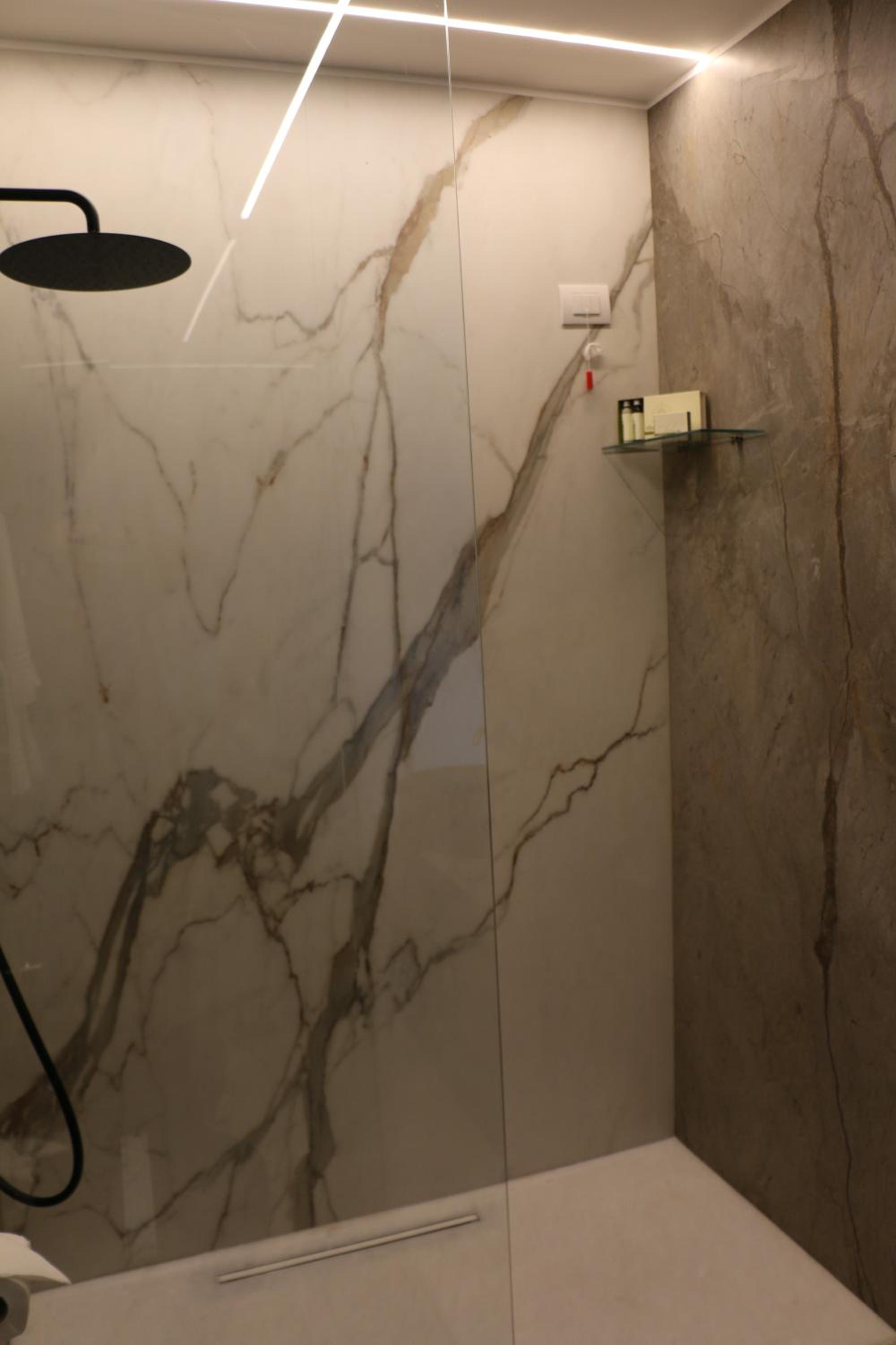 Queen Suite with Spa Bath - Photo 15