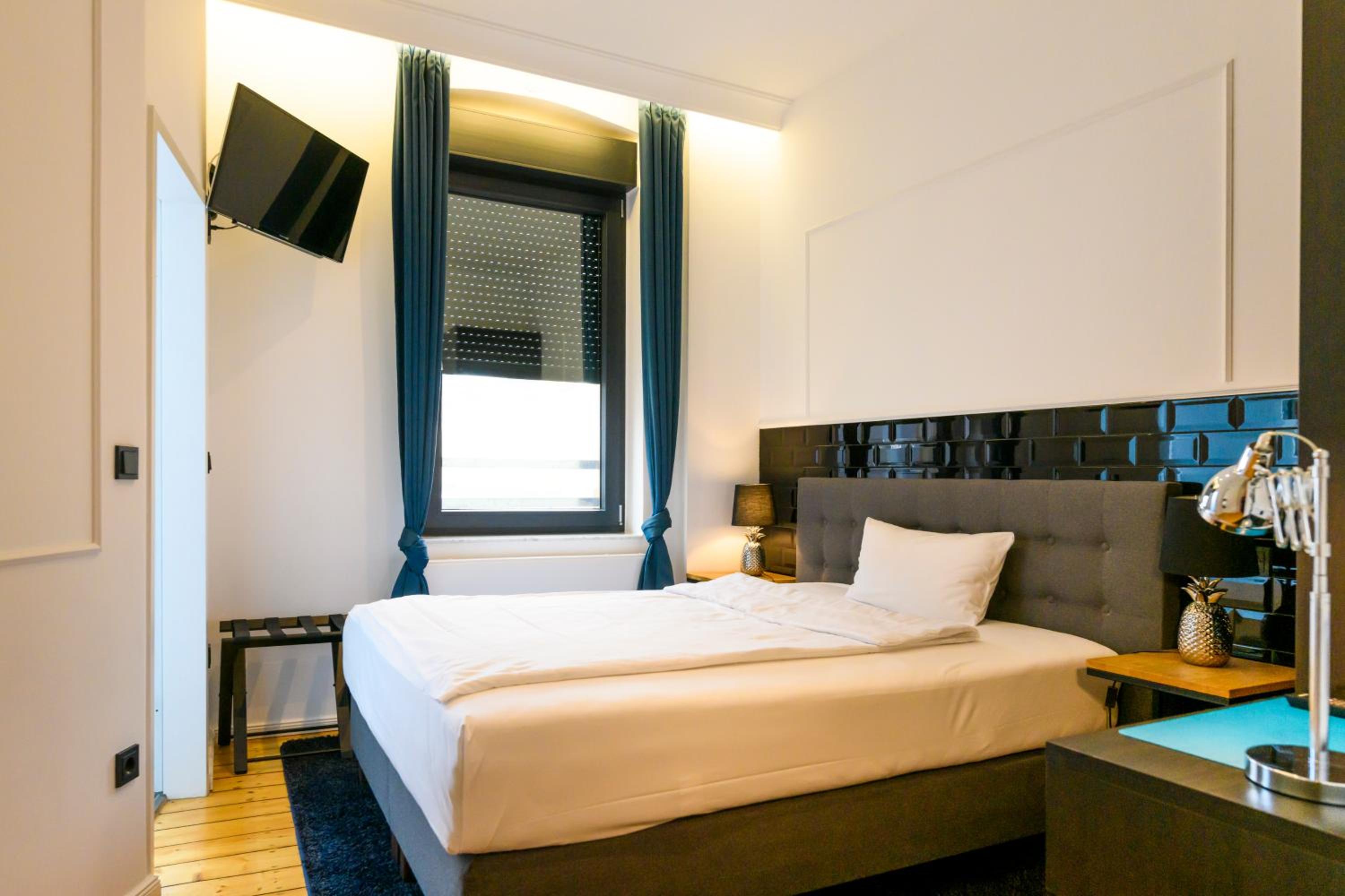 Queen Room photo 2