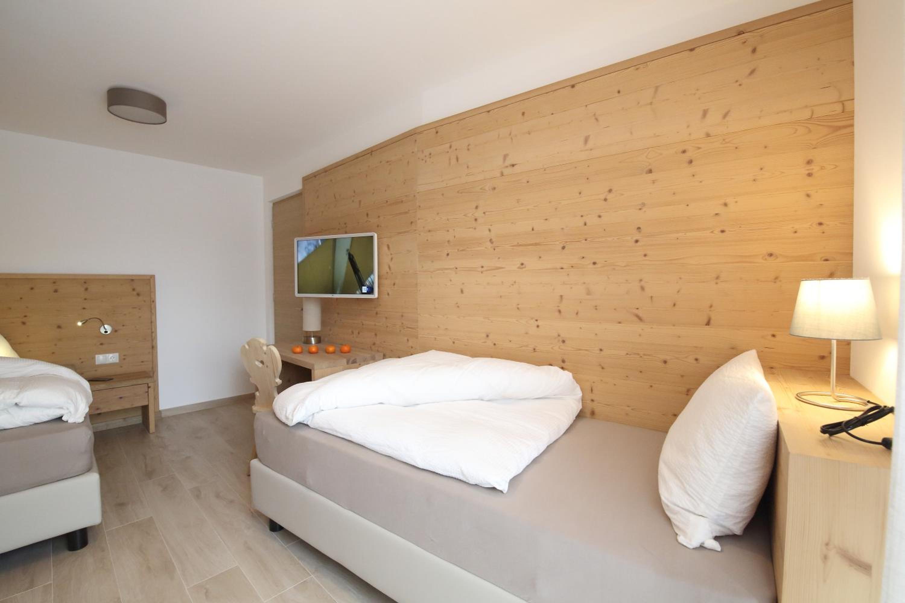 Two-Bedroom Deluxe Apartment with Garden View photo 2
