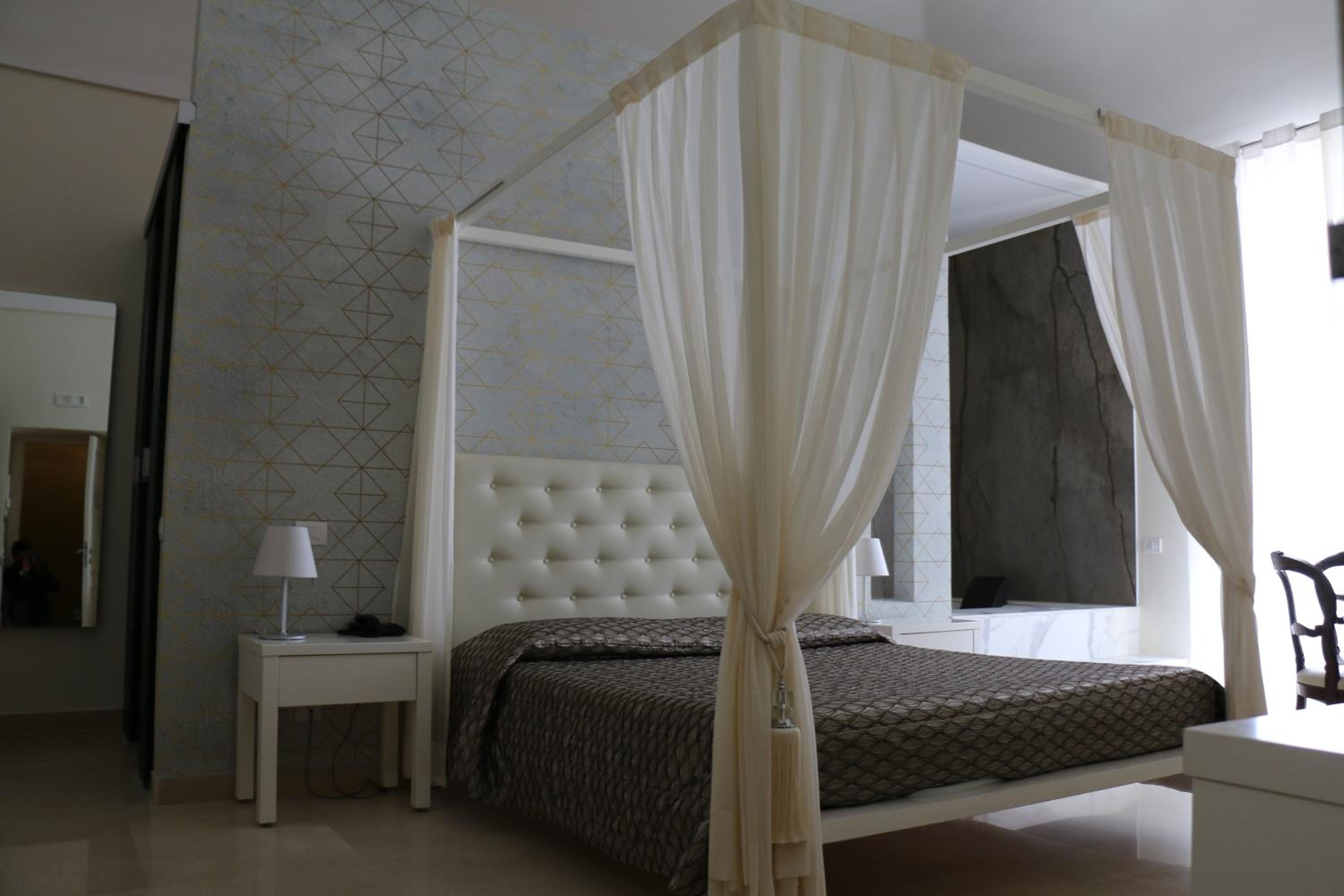 Queen Suite with Spa Bath - Photo 20