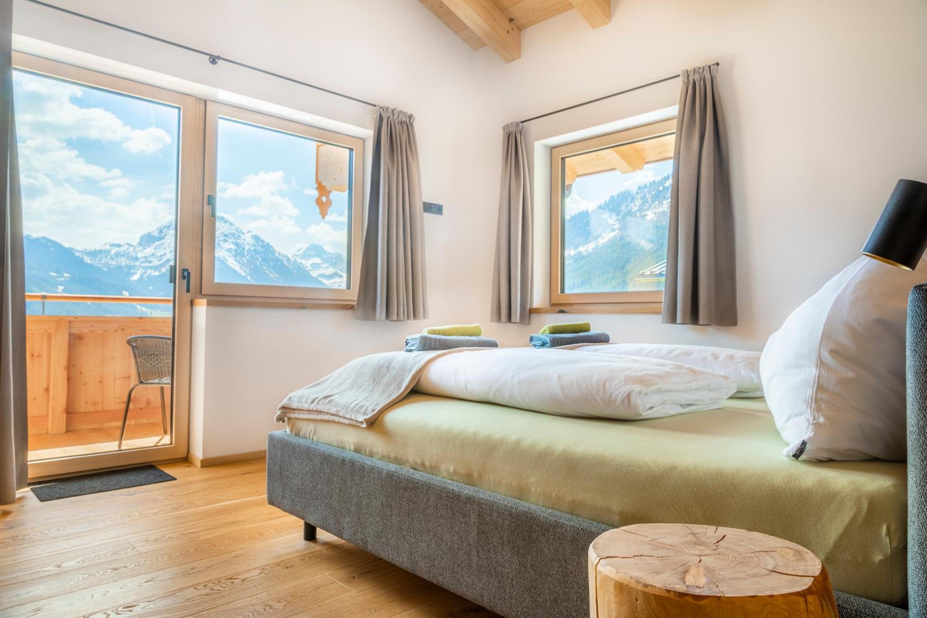 Apartment with Mountain View
