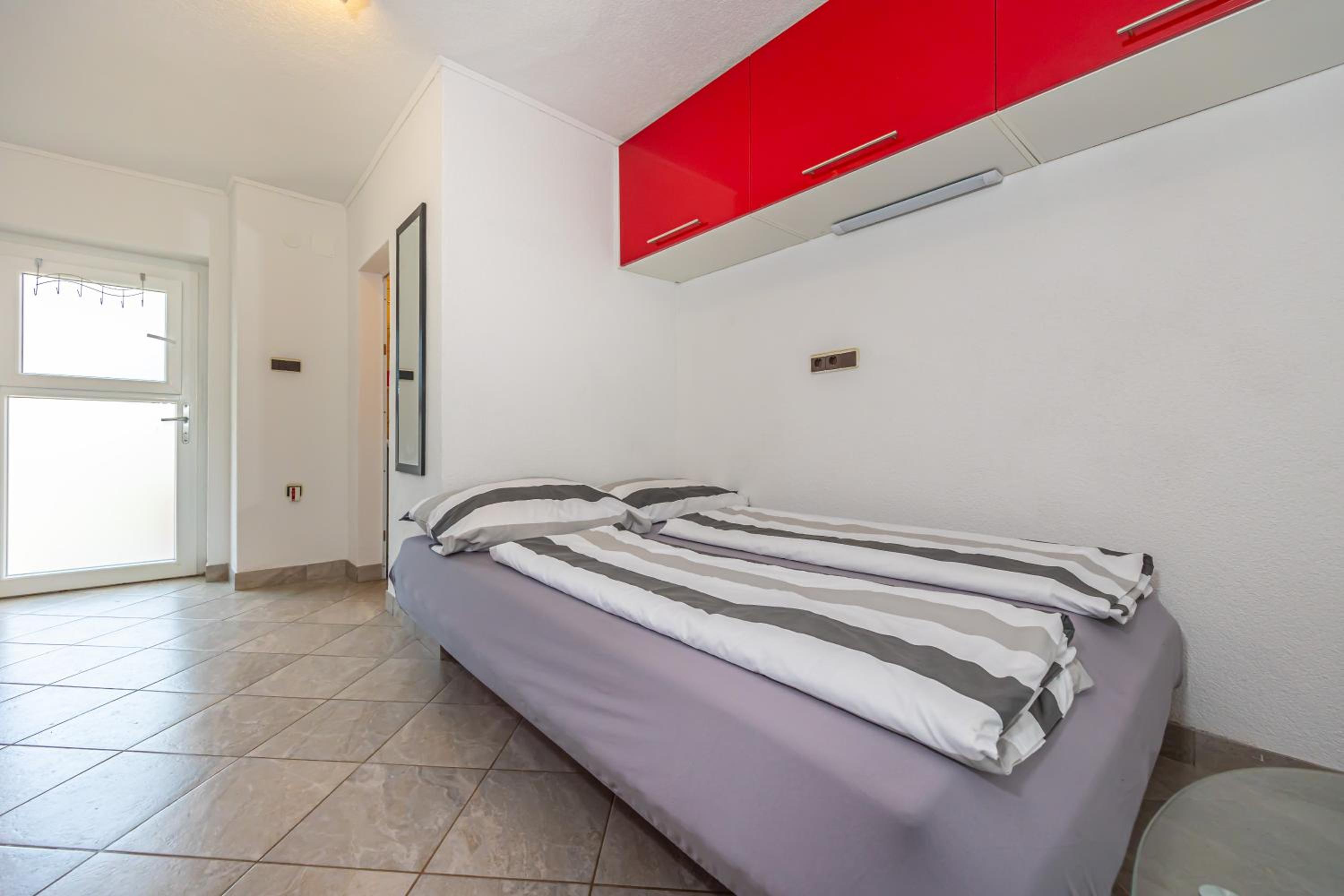 Studio Apartment - Photo 1