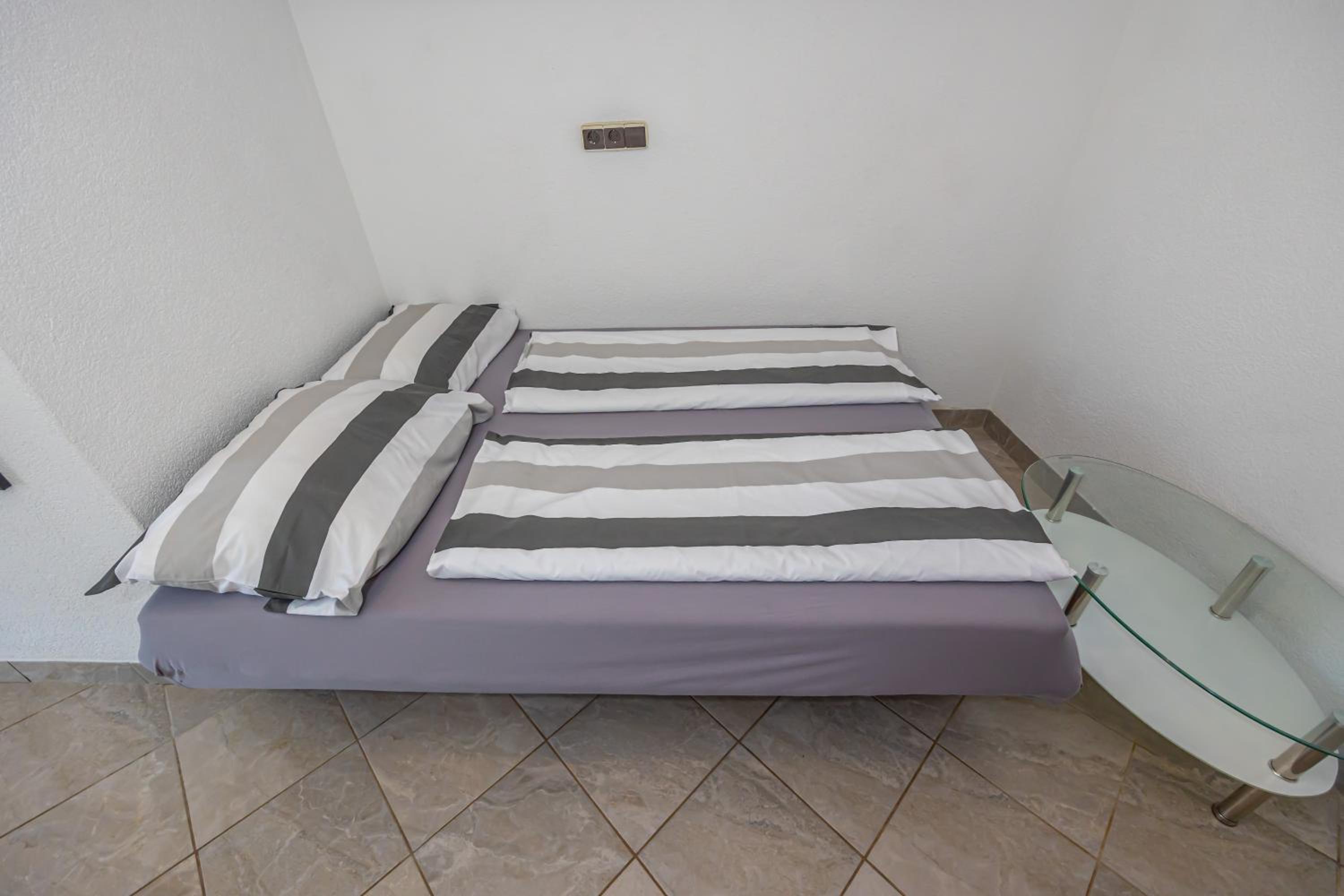 Studio Apartment - Photo 23