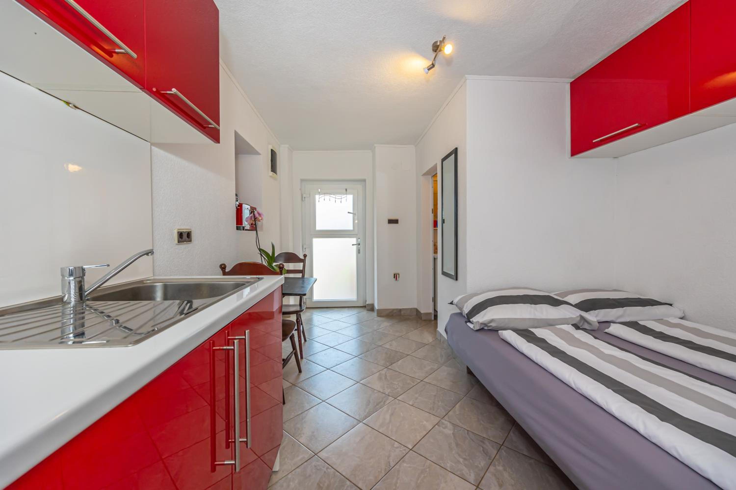 Studio Apartment - Photo 24