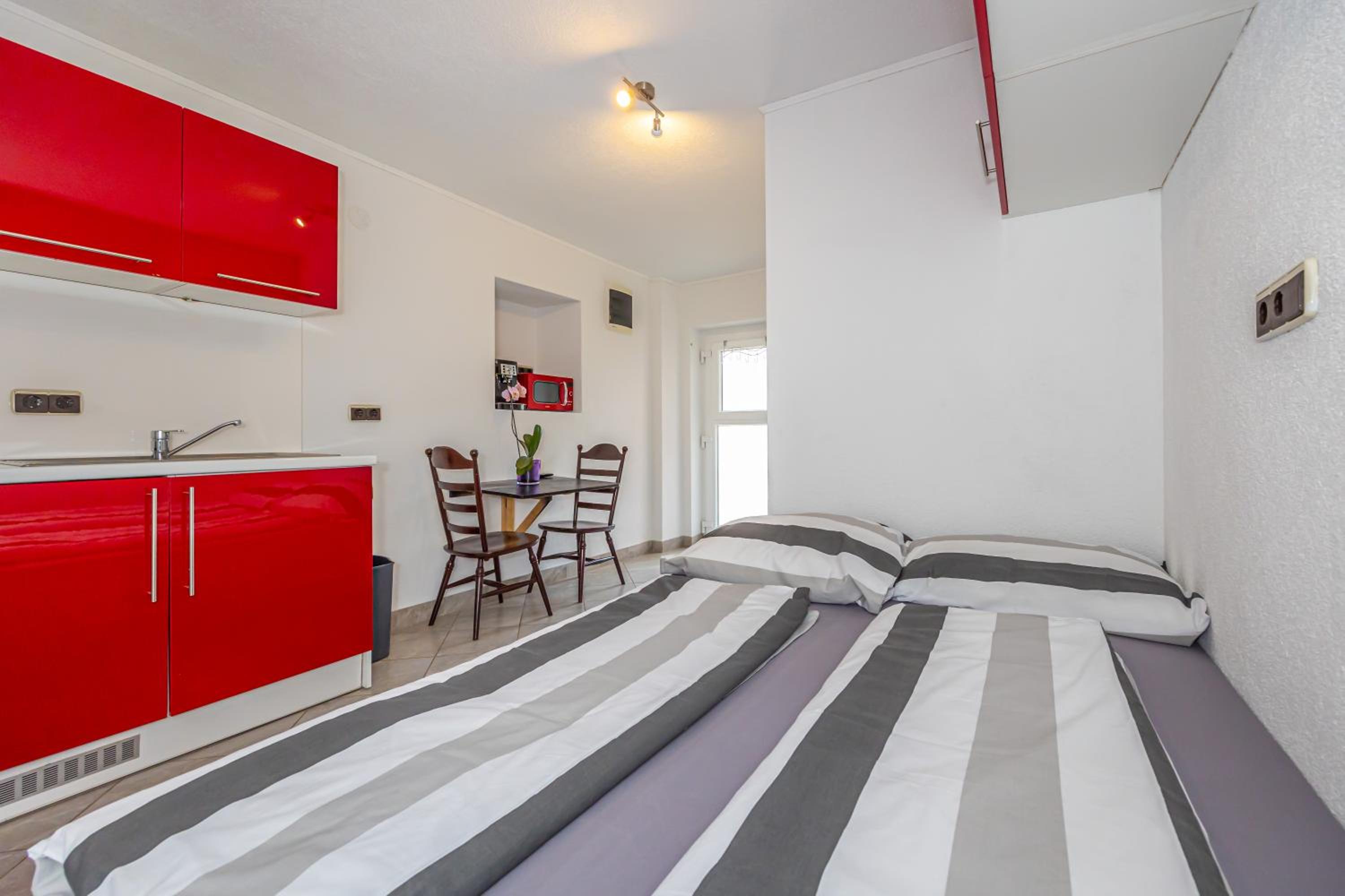 Studio Apartment - Photo 26
