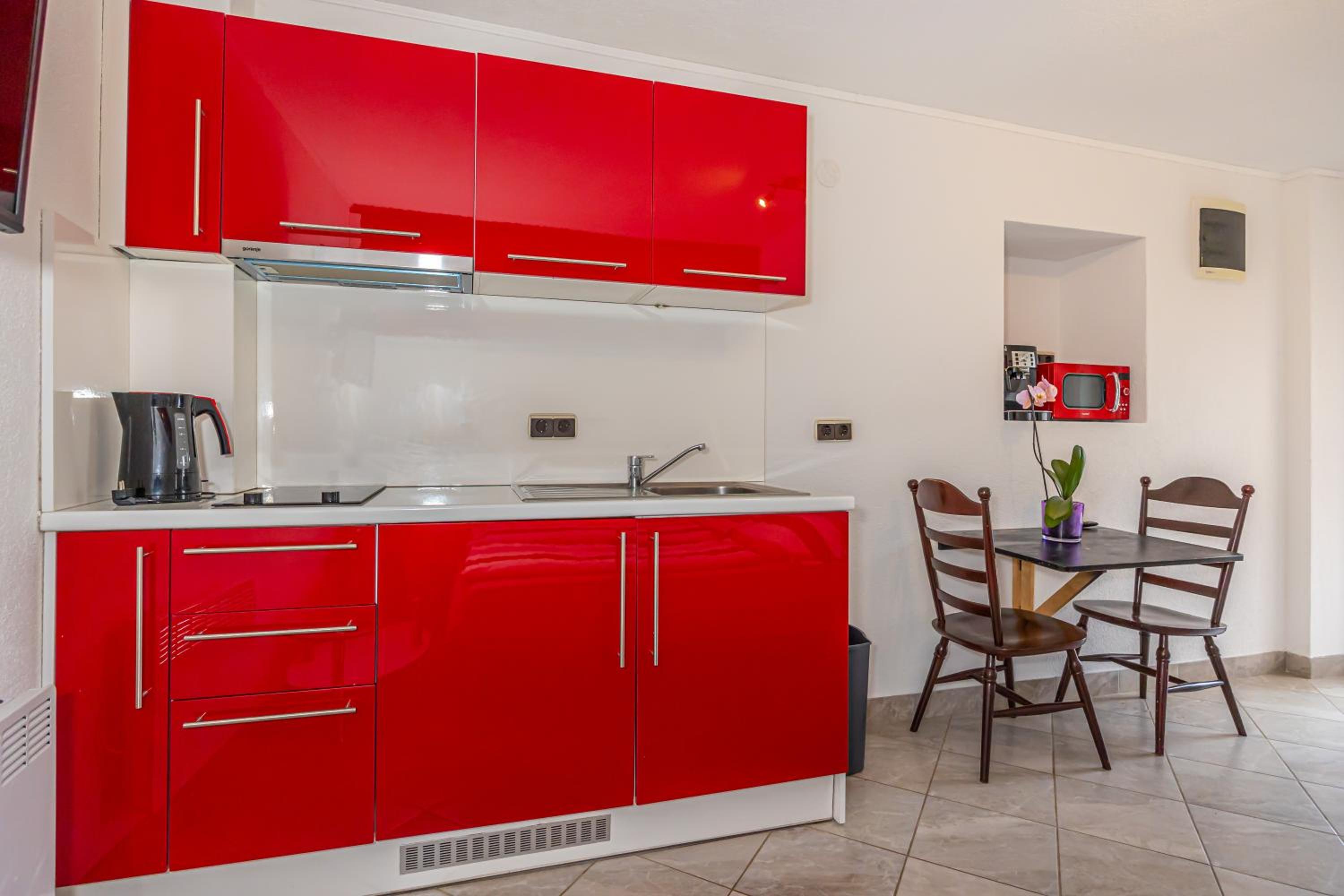 Studio Apartment - Photo 28