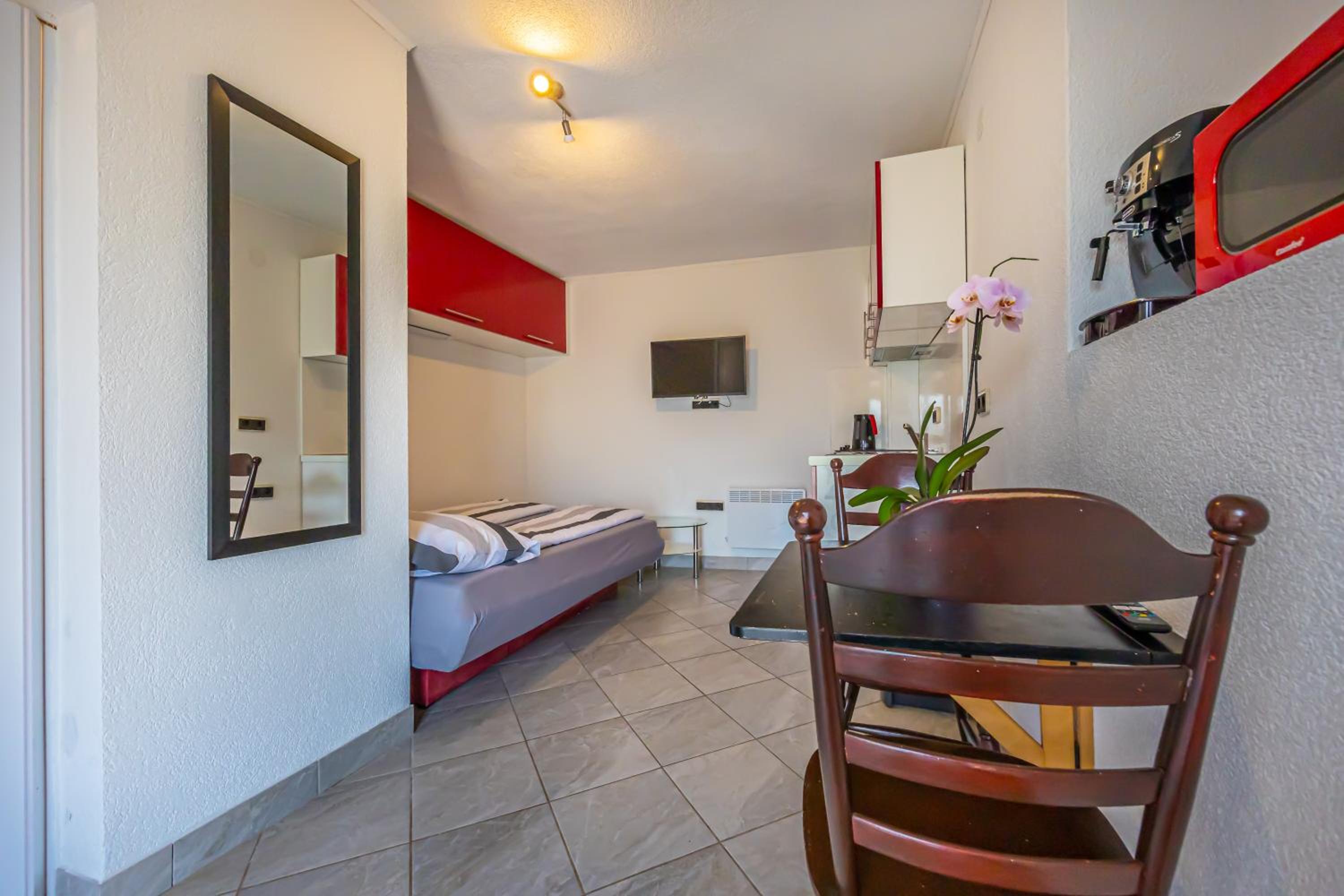 Studio Apartment - Photo 30