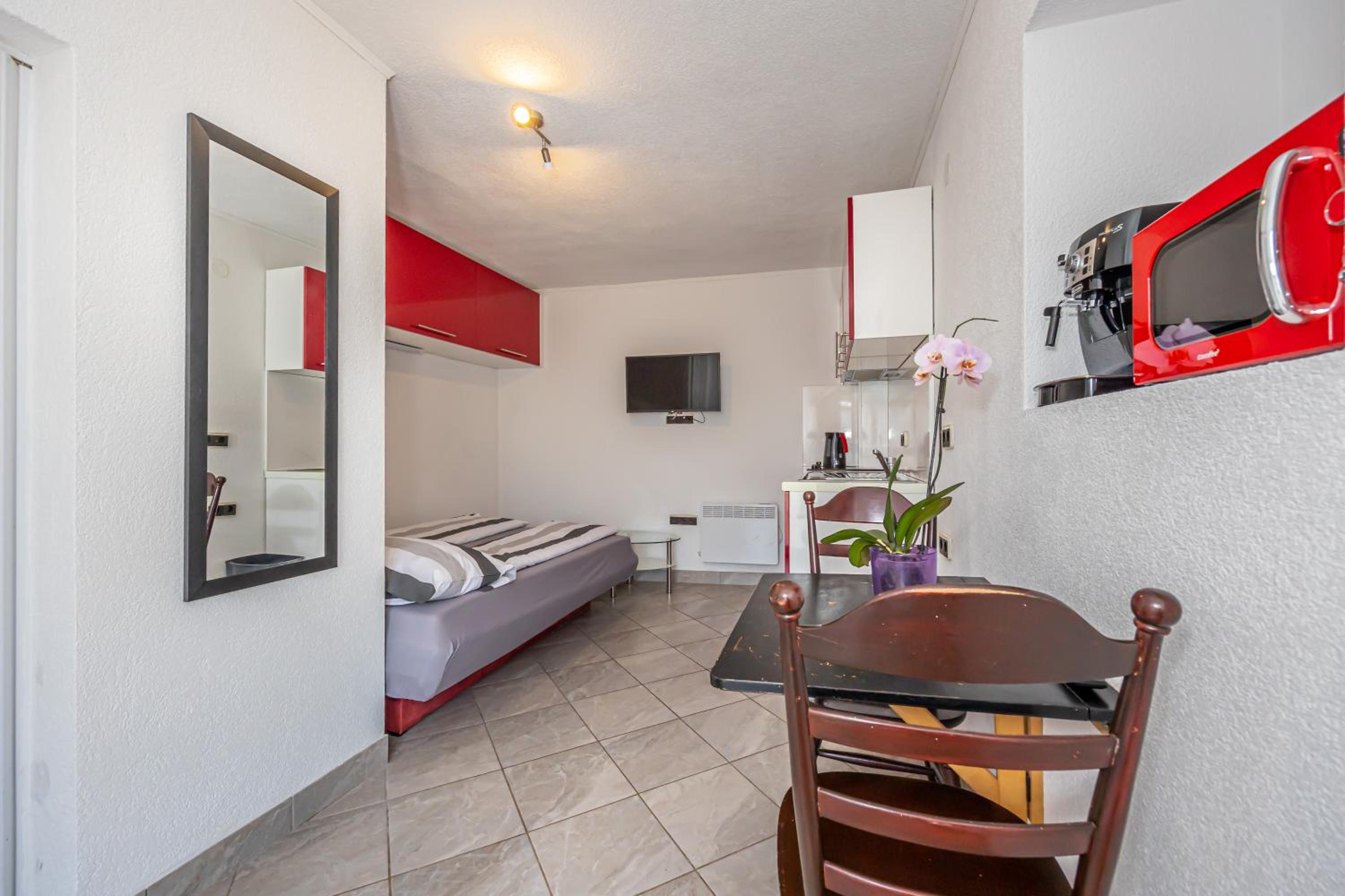 Studio Apartment - Photo 31