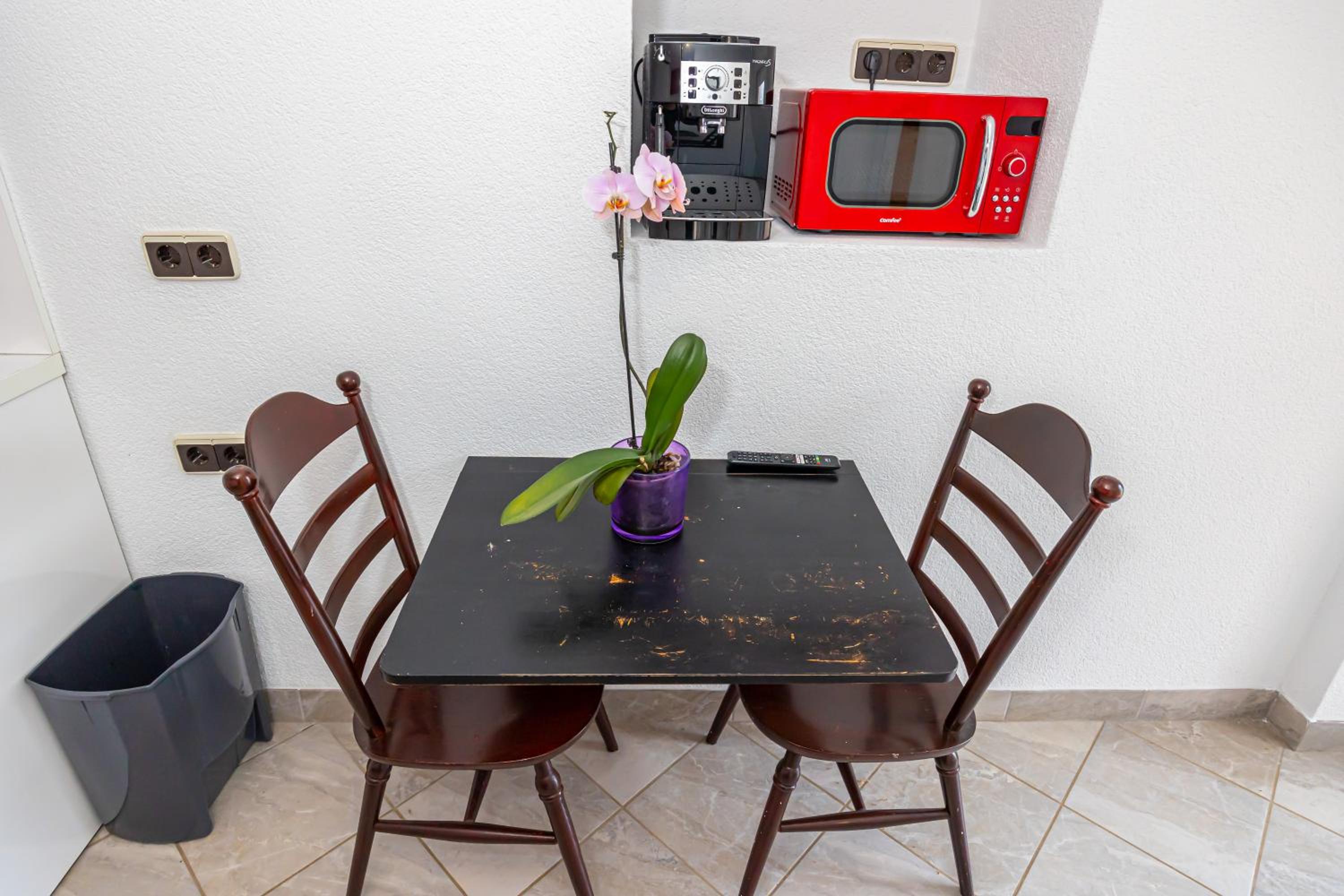 Studio Apartment - Photo 33