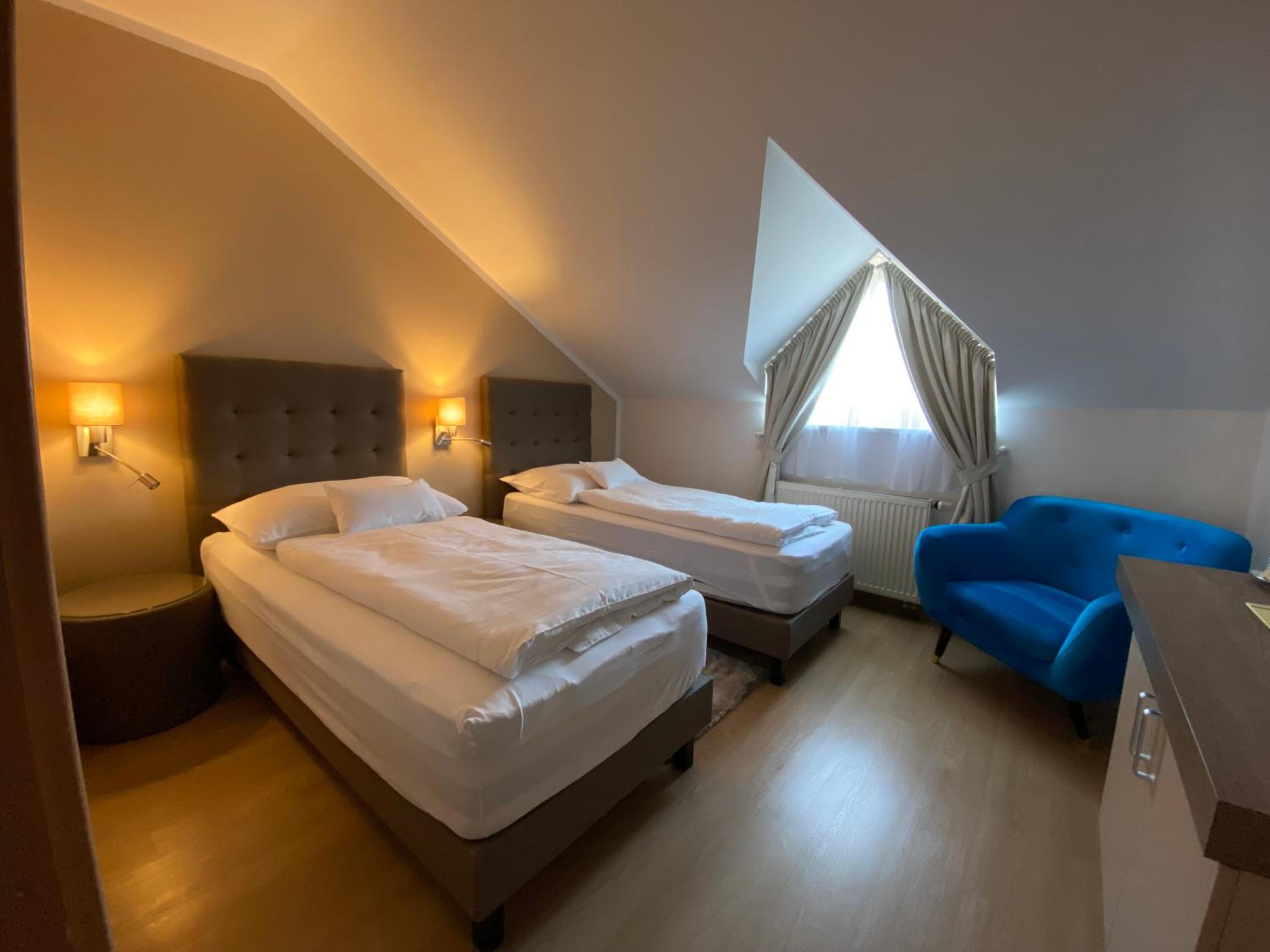 Twin Room - Photo 13