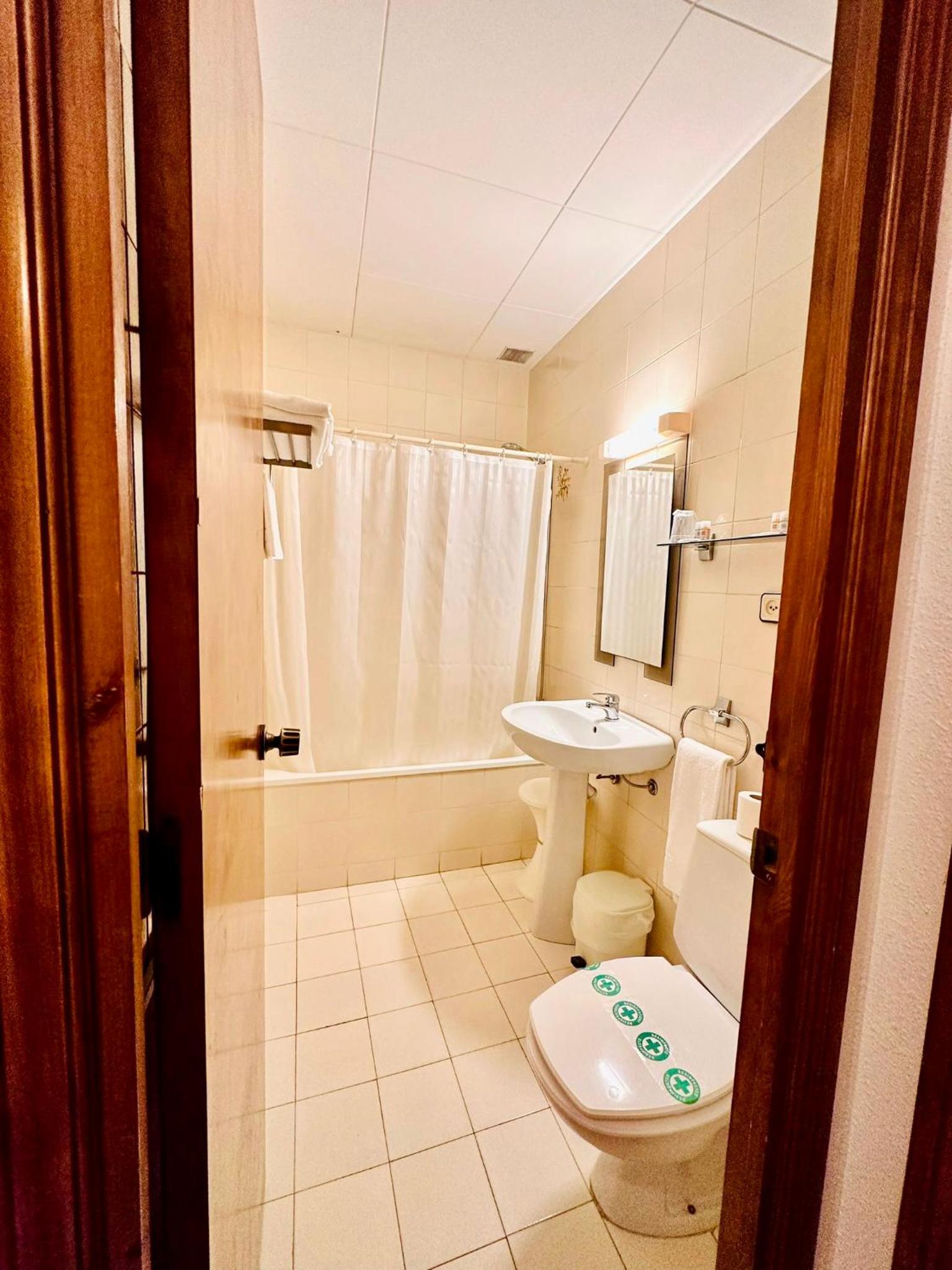 Economy Twin Room photo 2