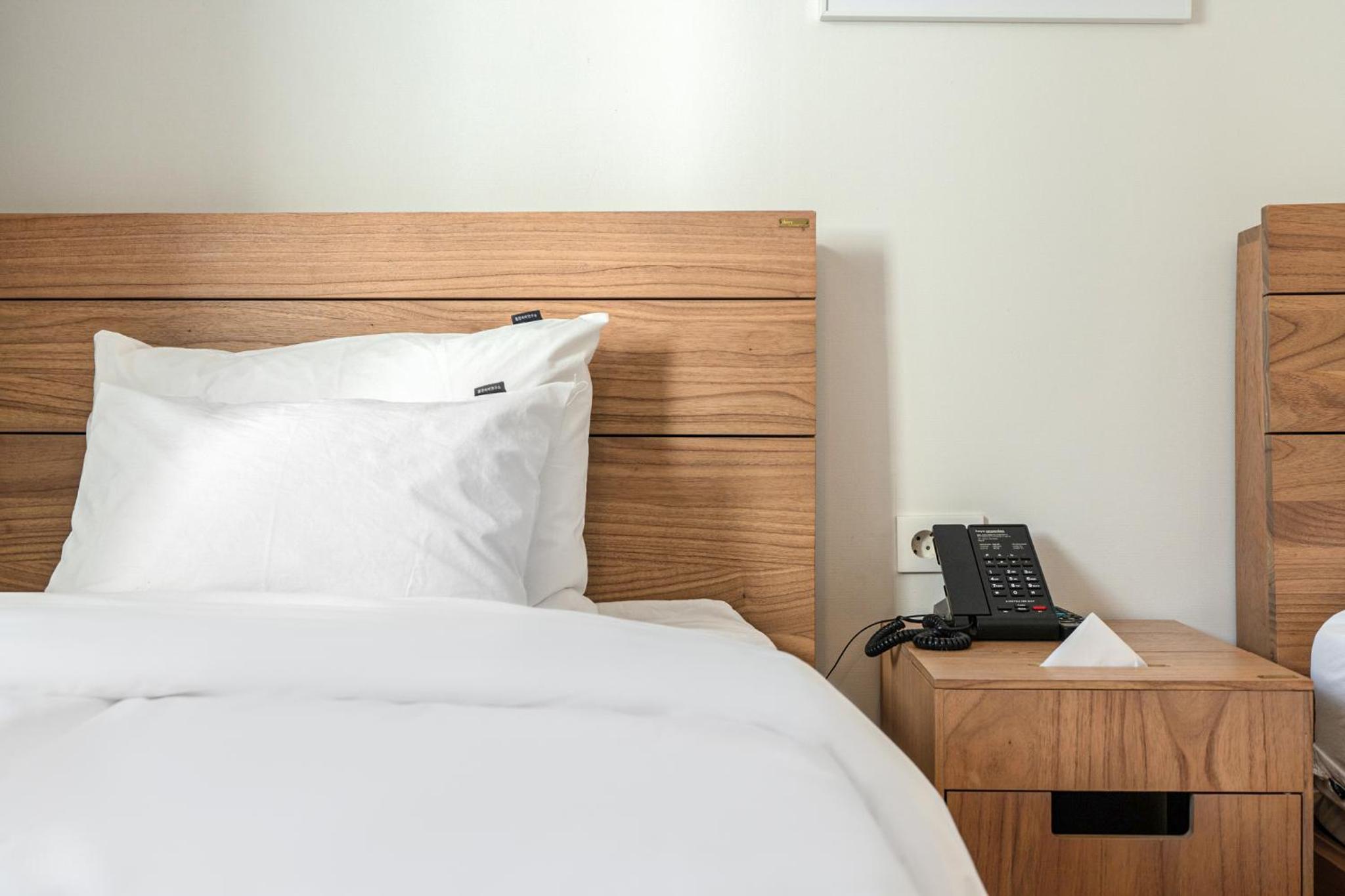 Deluxe Twin Room with Sea View - Photo 8