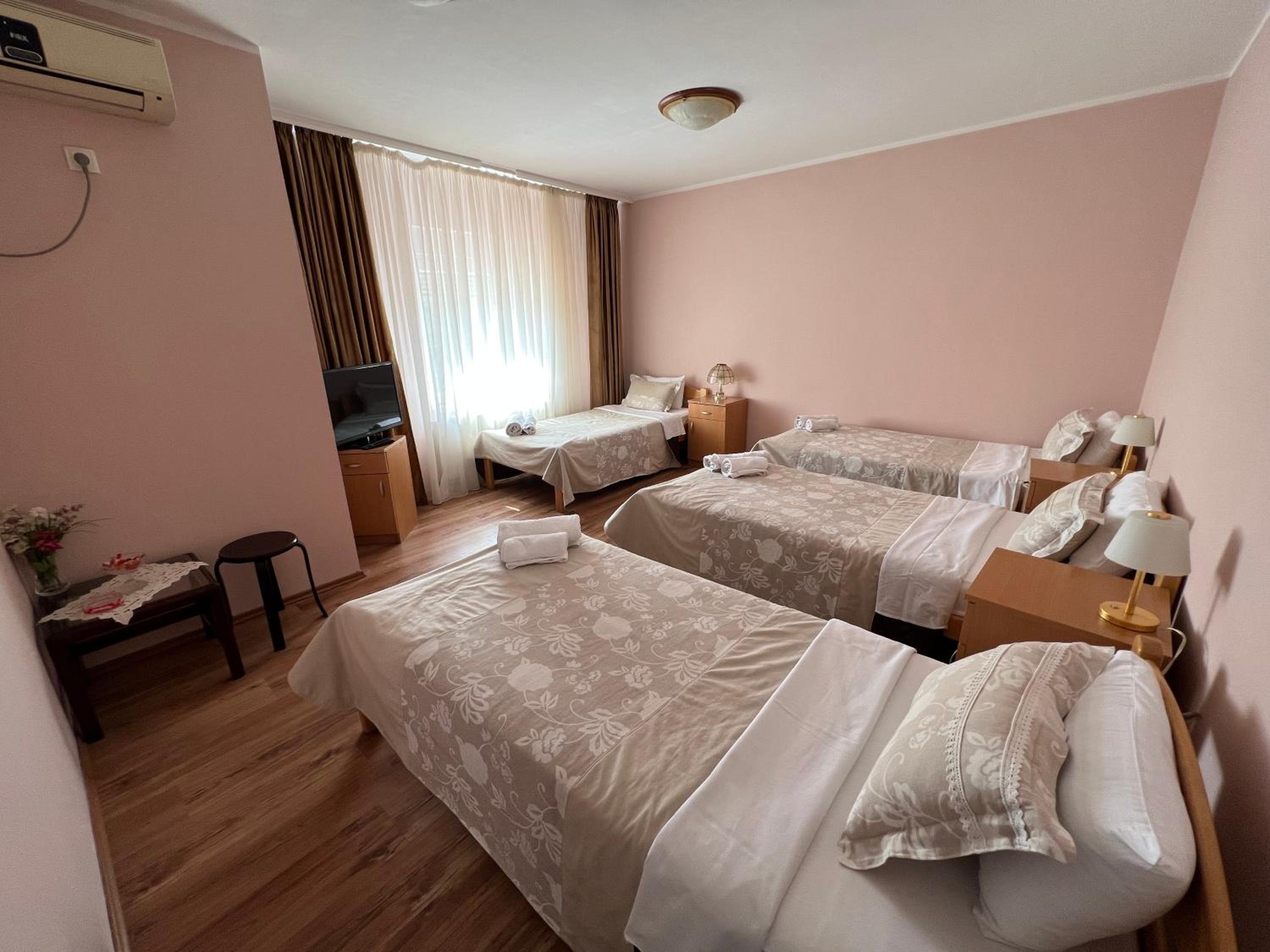 Quadruple Room with Bathroom photo 2