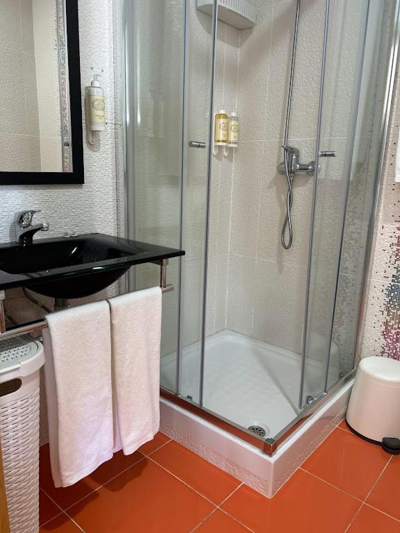 Double Room with Balcony - Photo 2