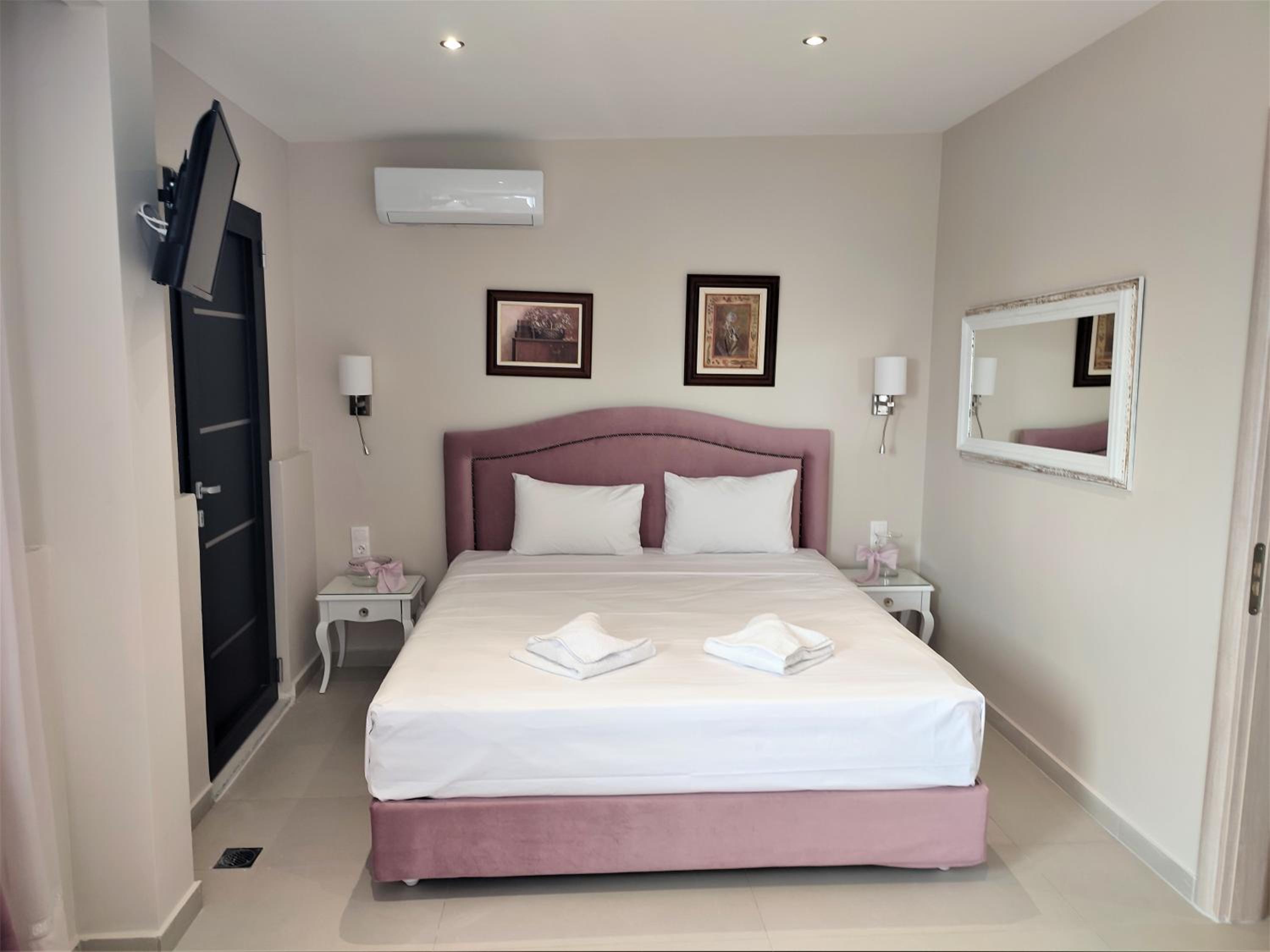 Deluxe Double Room with Balcony and Sea View - Photo 11