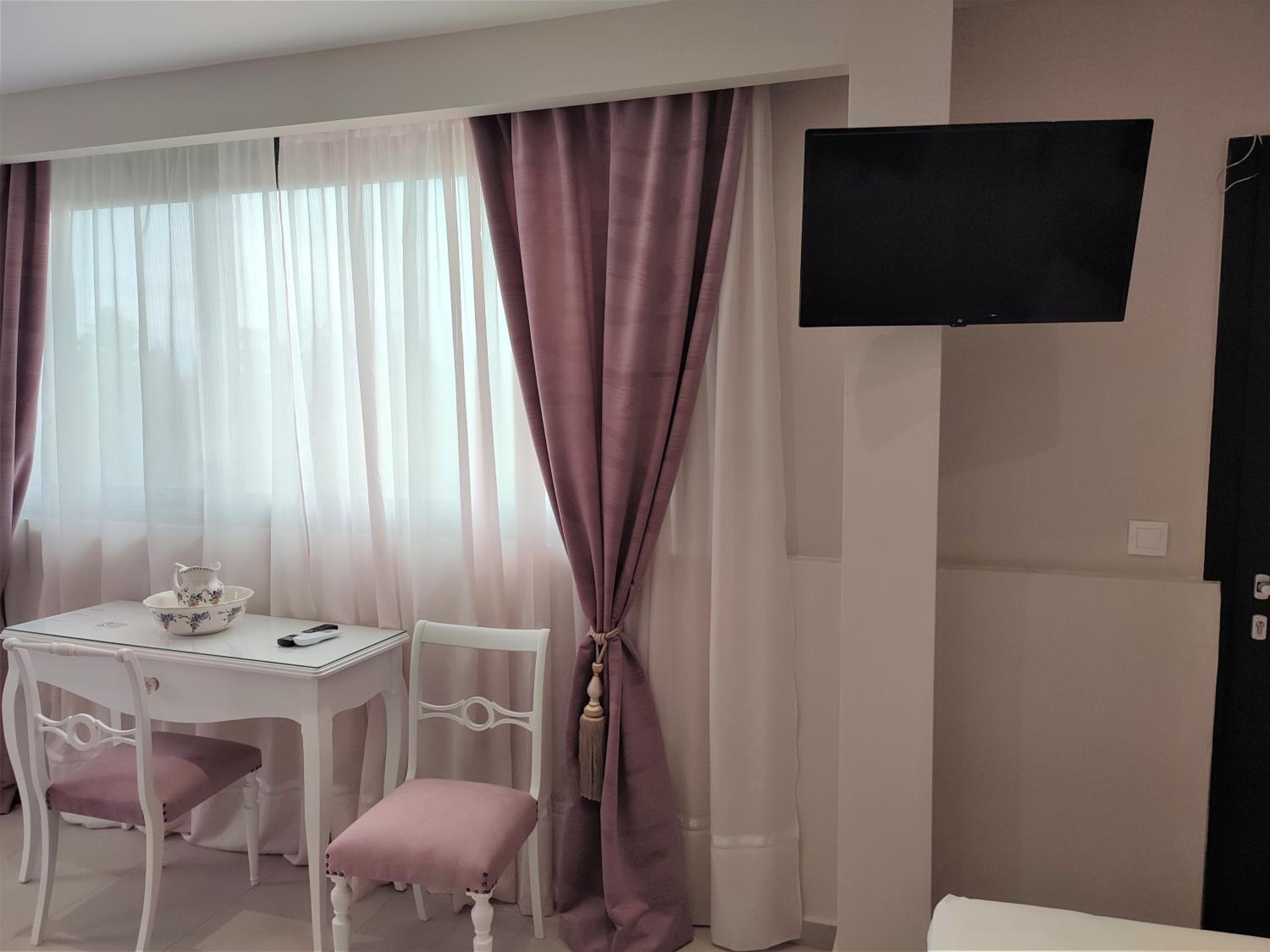Deluxe Double Room with Balcony and Sea View - Photo 10