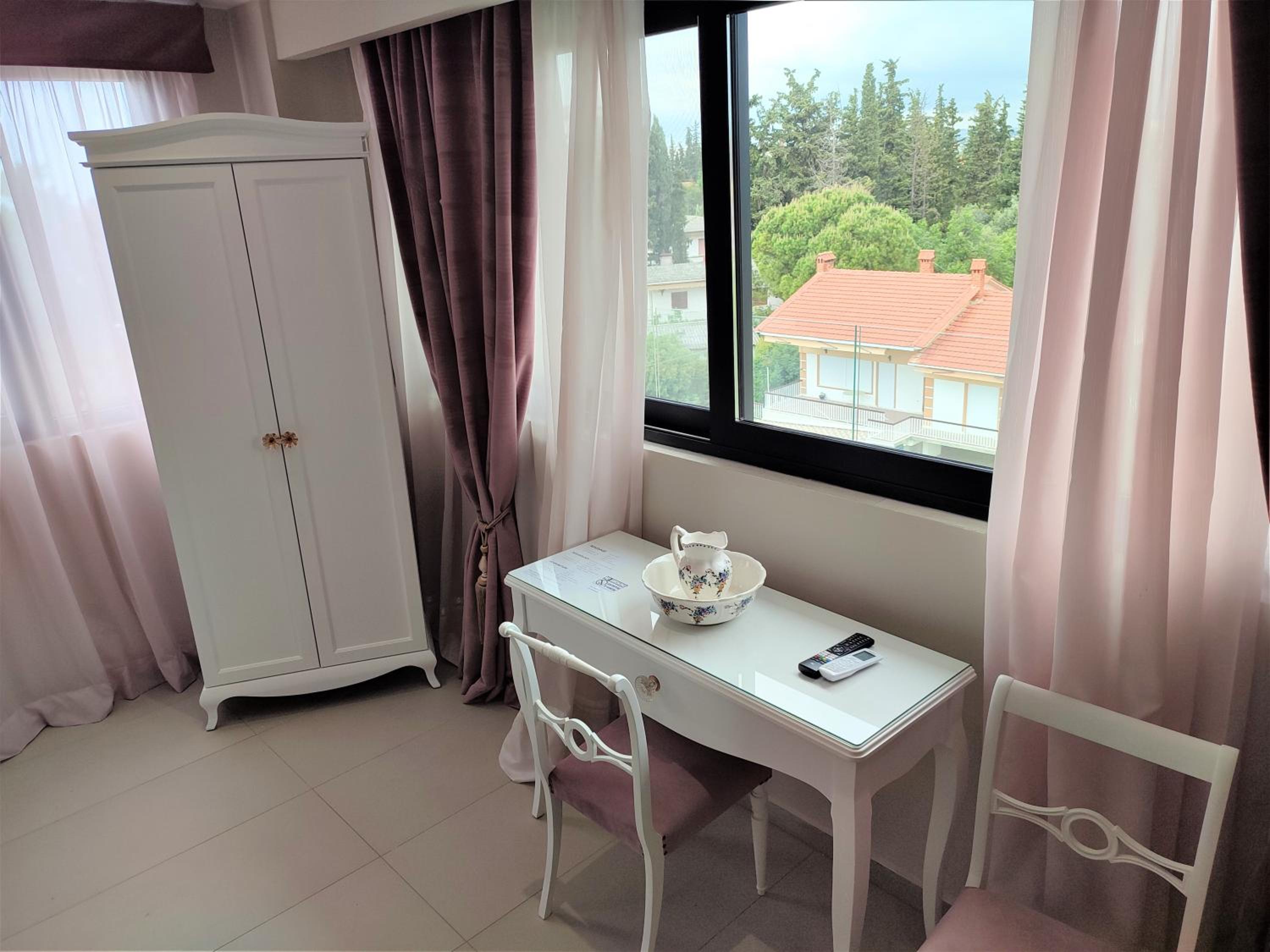 Deluxe Double Room with Balcony and Sea View - Photo 9